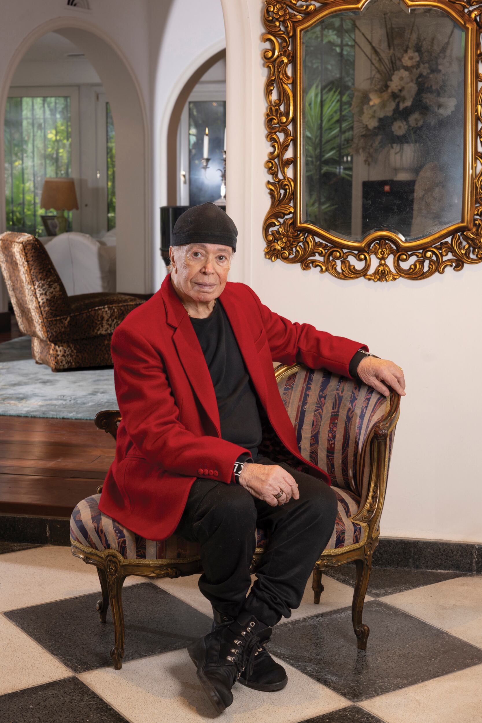 Romano descansa en un sillón que le regaló su gran amiga Susana Giménez. “Fueron cincuenta y dos años juntos. ¡Una vida!”, dice sobre la diva.