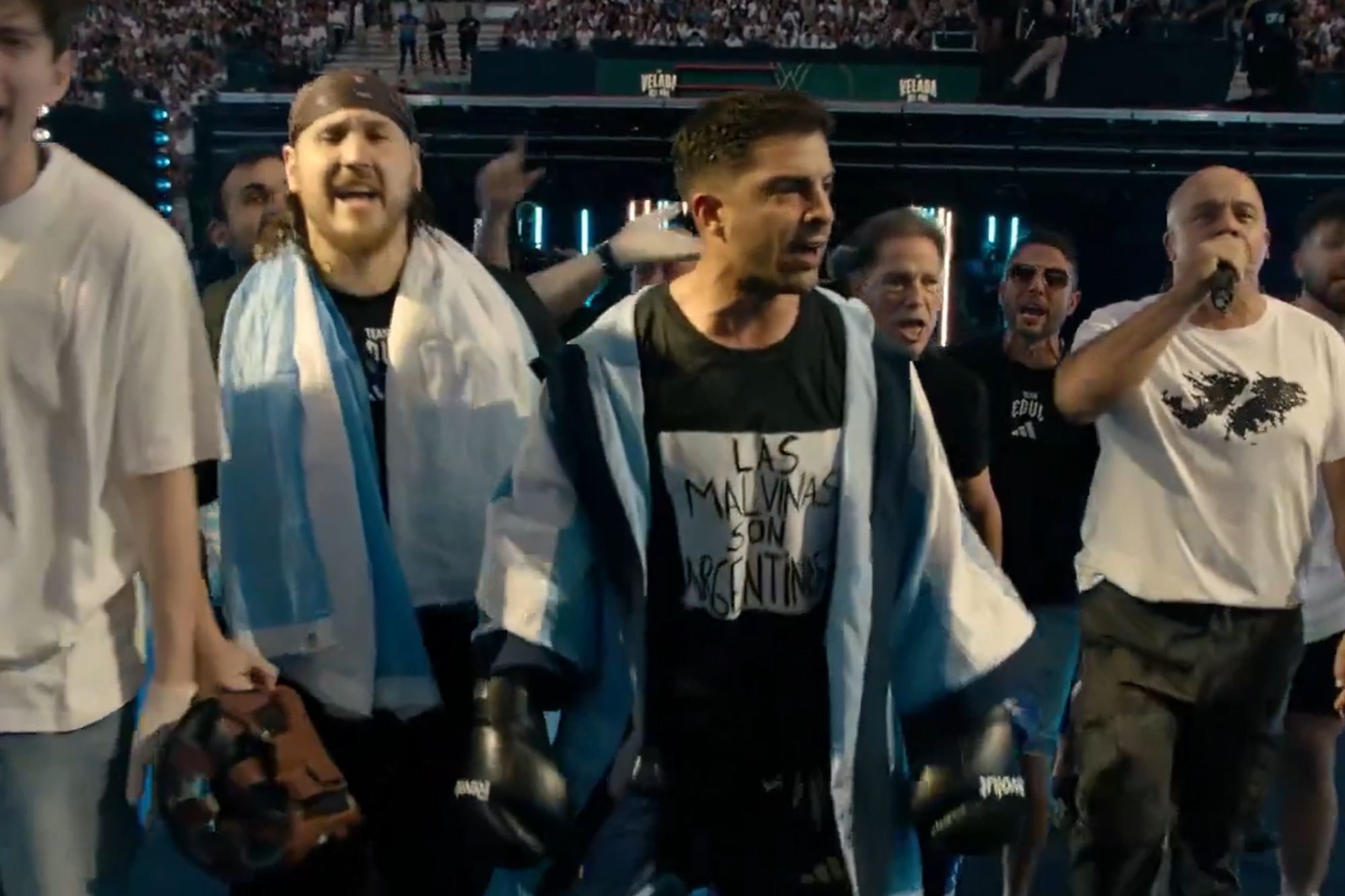 El emotivo ingreso de Gastón Edul a La Velada del Año VI: Himno Nacional Argentino y remera de Malvinas