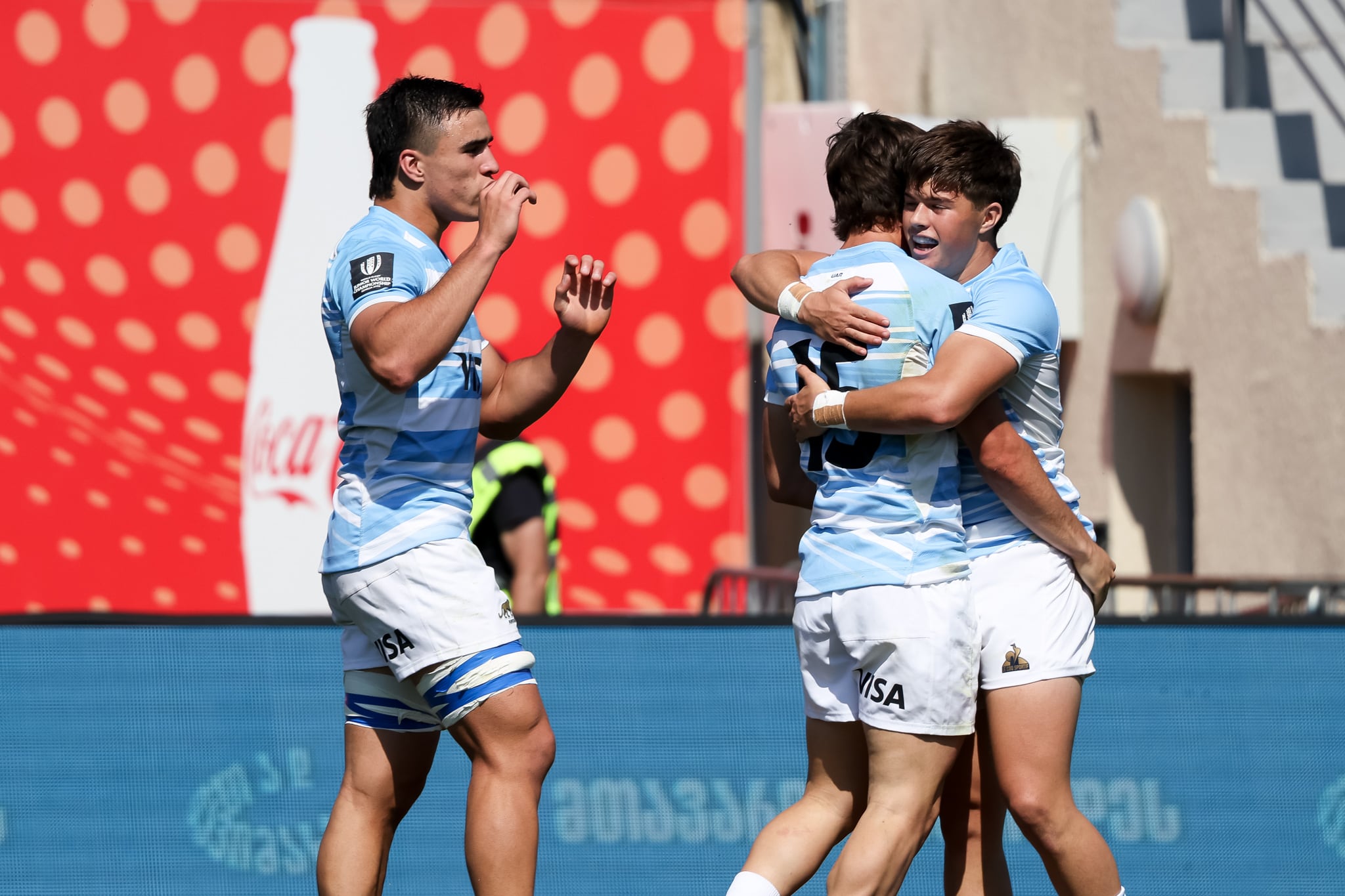 Federico Serpa se abraza con Simón Pfister (15) y se acerca Joaquín Pascual Viale; los Pumitas arrollaron a Irlanda, el sub campeón del Seis Naciones de juveniles