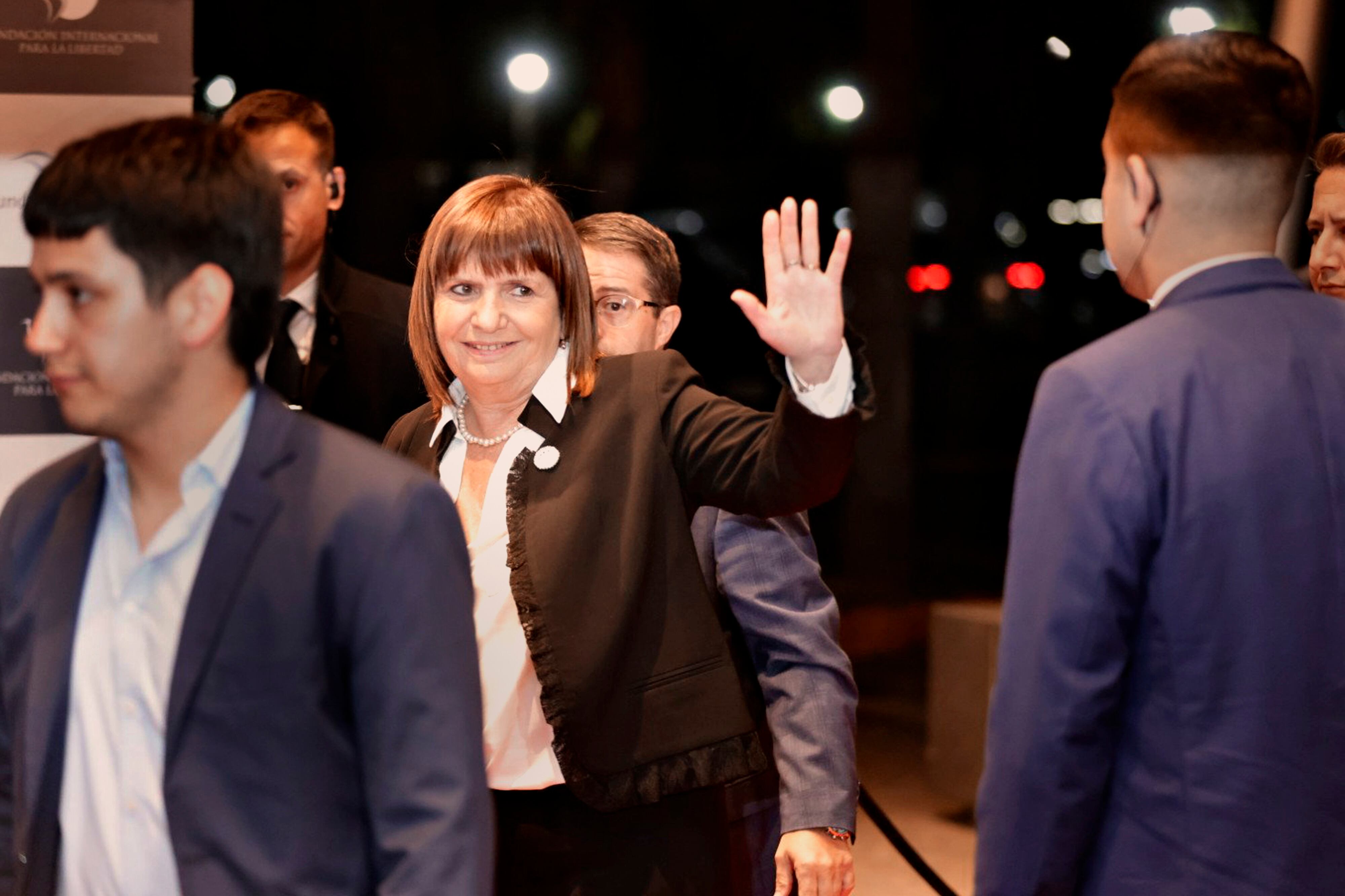 La ministra Patricia Bullrich llega a la cena de la Fundación Libertad