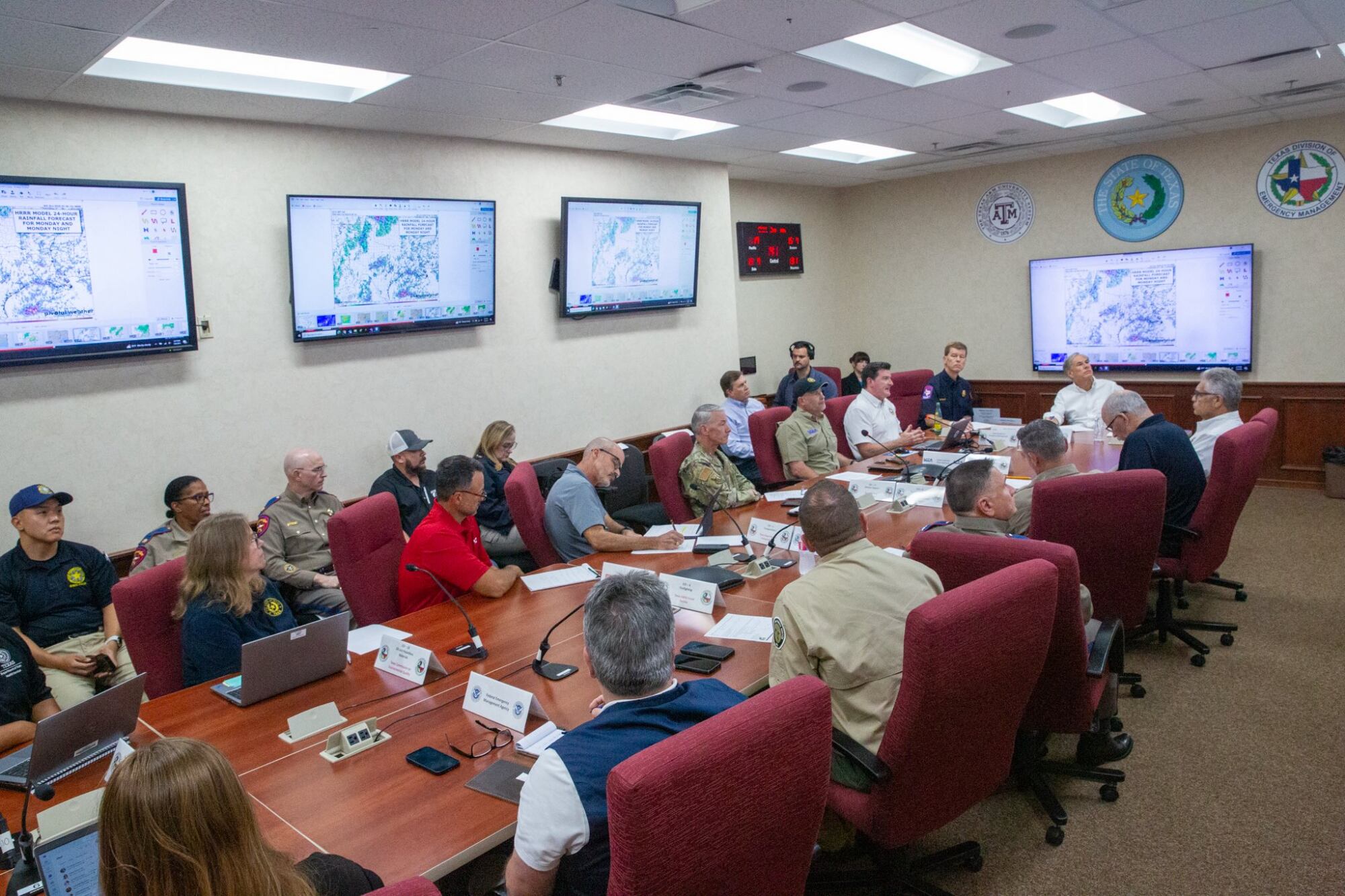 El gobernador Greg Abbott evitó comprometerse a incluir sistemas de alerta en la agenda legislativa especial del 21 de julio