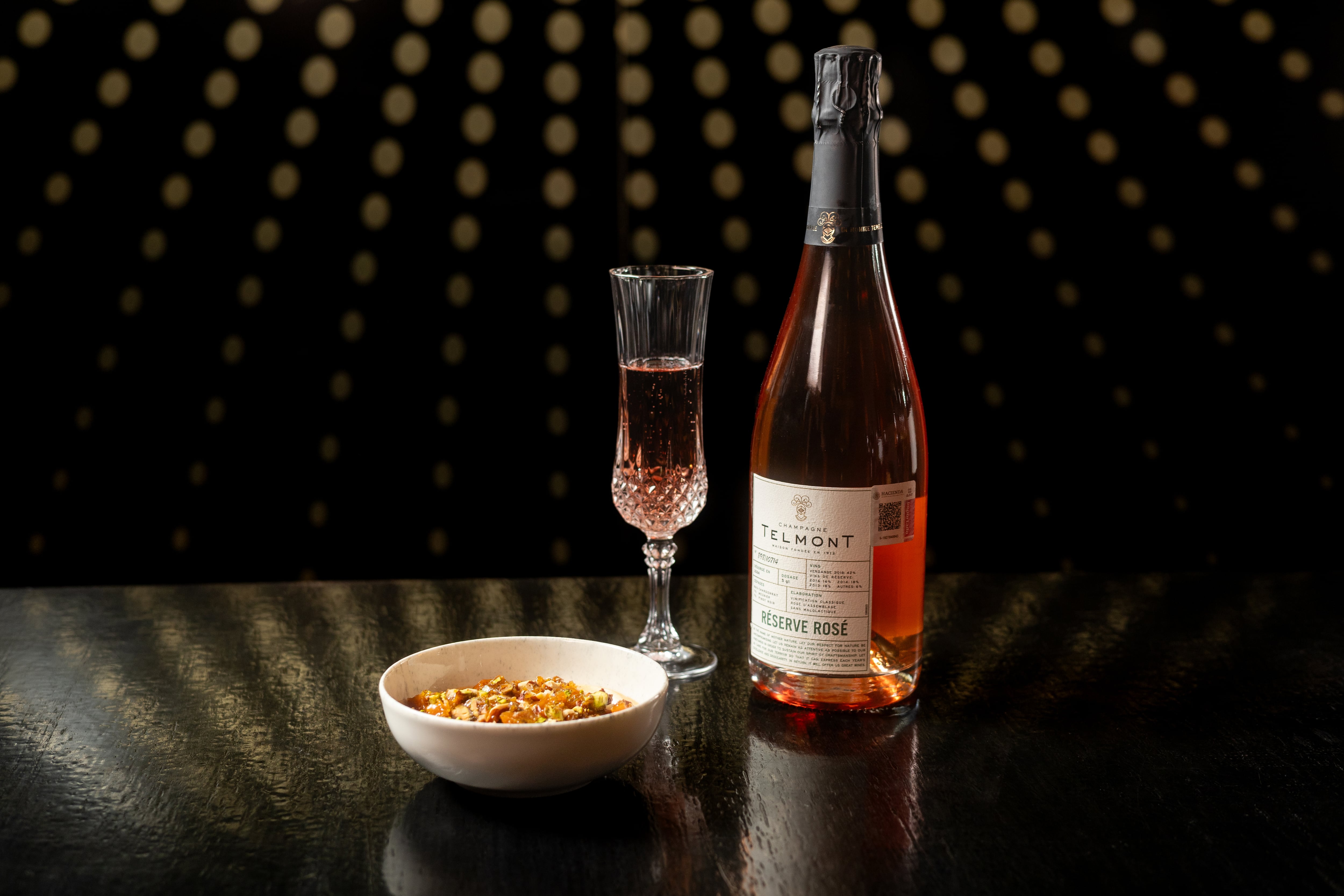 Uno de los pasos fue un arroz con leche bañado en caramelo salado y coronado con praliné de pistacho, servido junto a un Telmont Réserve Rosé