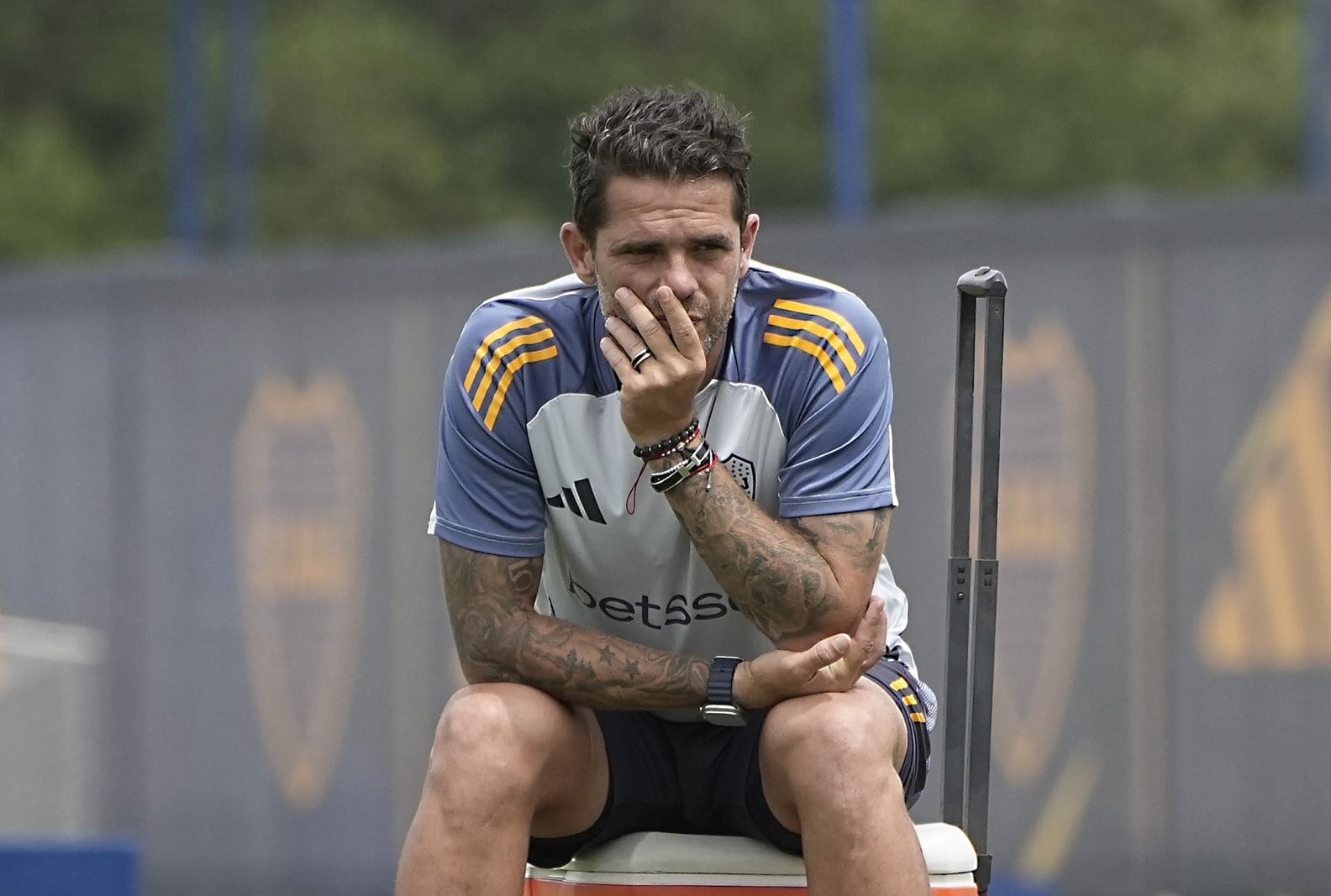 Fernando Gago pensativo en un entrenamiento de Boca