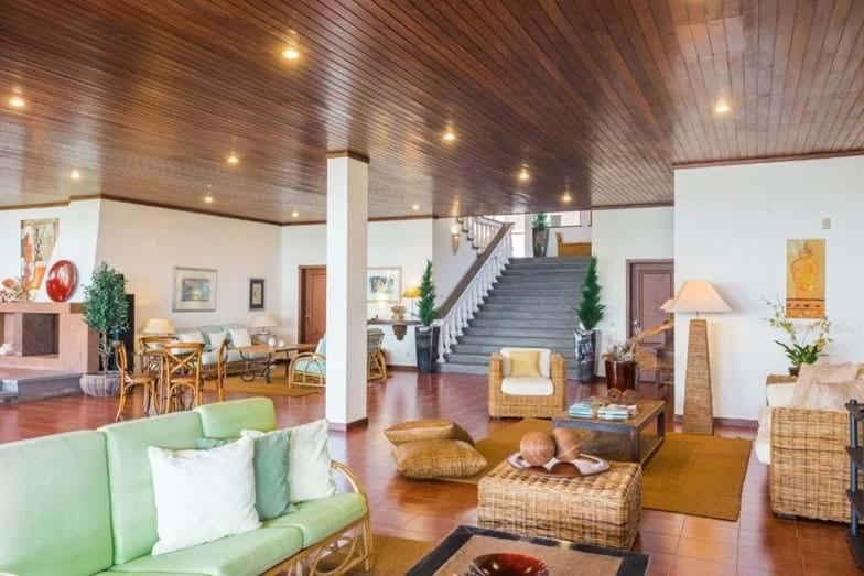 El living está decorado con muebles rústicos