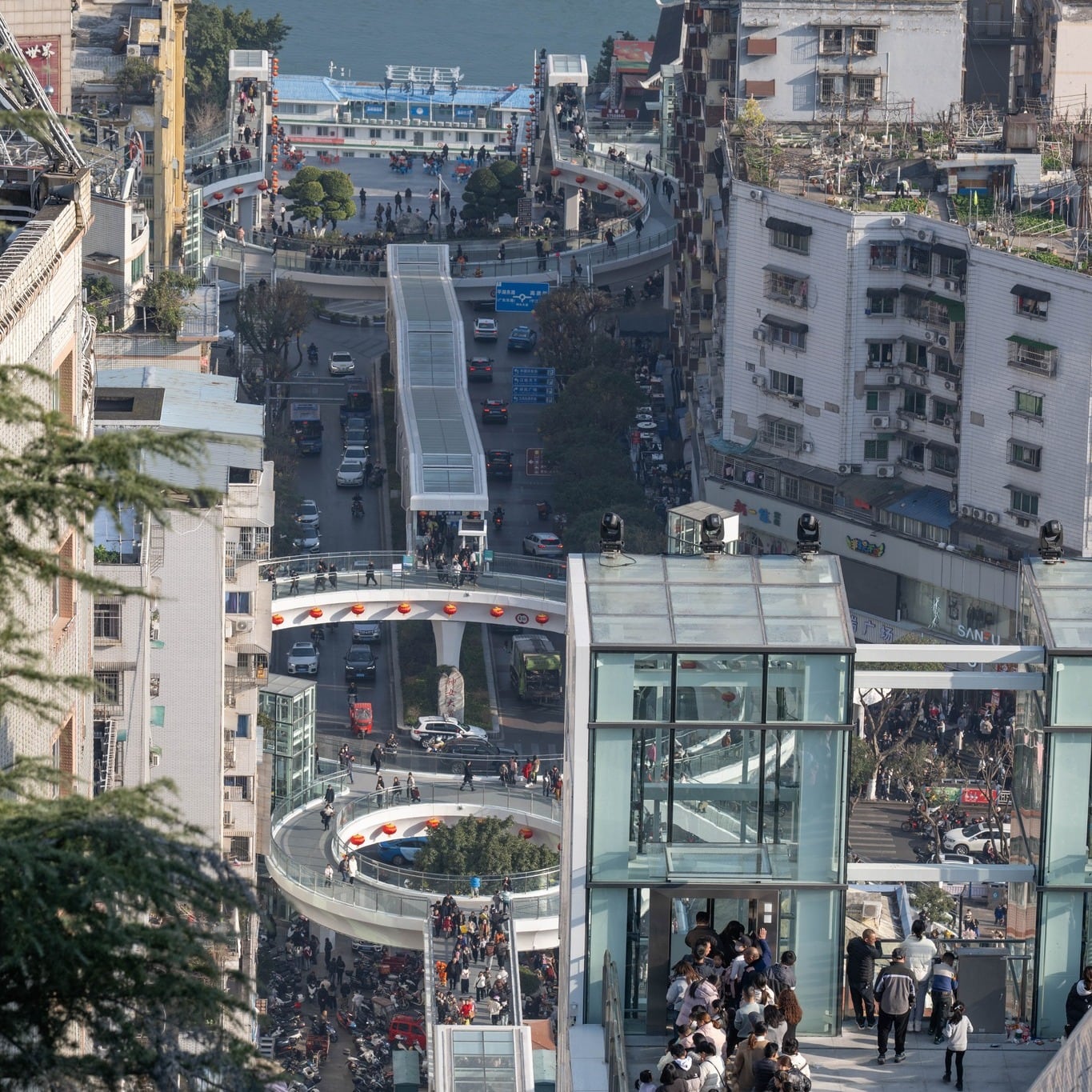 Inauguran la escalera mecánica más alta y larga del mundo: tiene nueve cuadras y ahorra 40 minutos de caminata 7 Chongqing suele describirse como una “ciudad 8D”, donde calles, edificios y sistemas de transporte se solapan a diferentes alturas