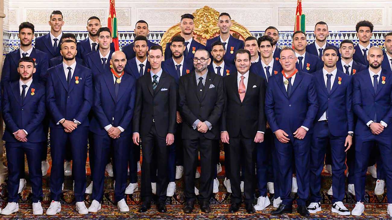 Mohamed VI, de anteojos, junto a los futbolistas marroquíes que alcanzaron el histórico cuarto puesto en Qatar; el multimillonario rey invierte muchos fondos del estado en el desarrollo del fútbol nacional.
