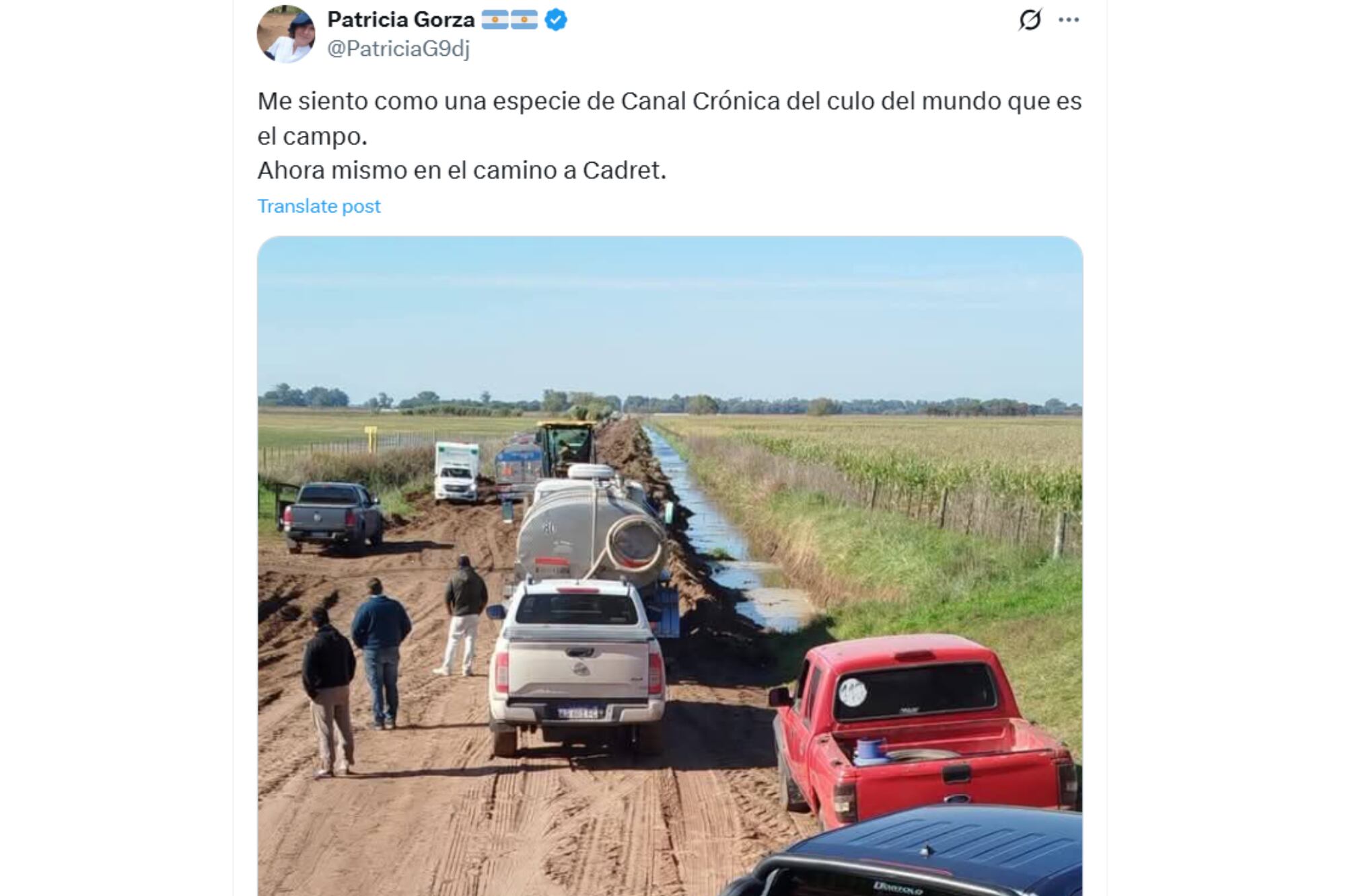 El canal que hicieron a un lado del camino rural