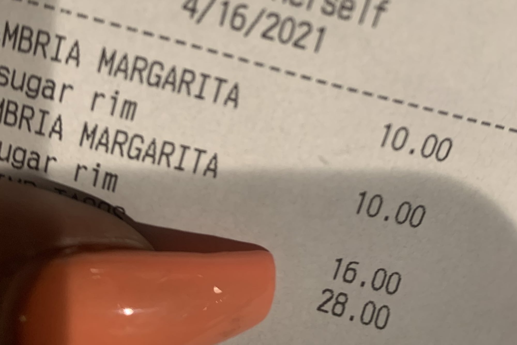 Una mujer fue a un bar y estalló al leer lo que el mozo había escrito en el ticket: “Una falta de respeto”
