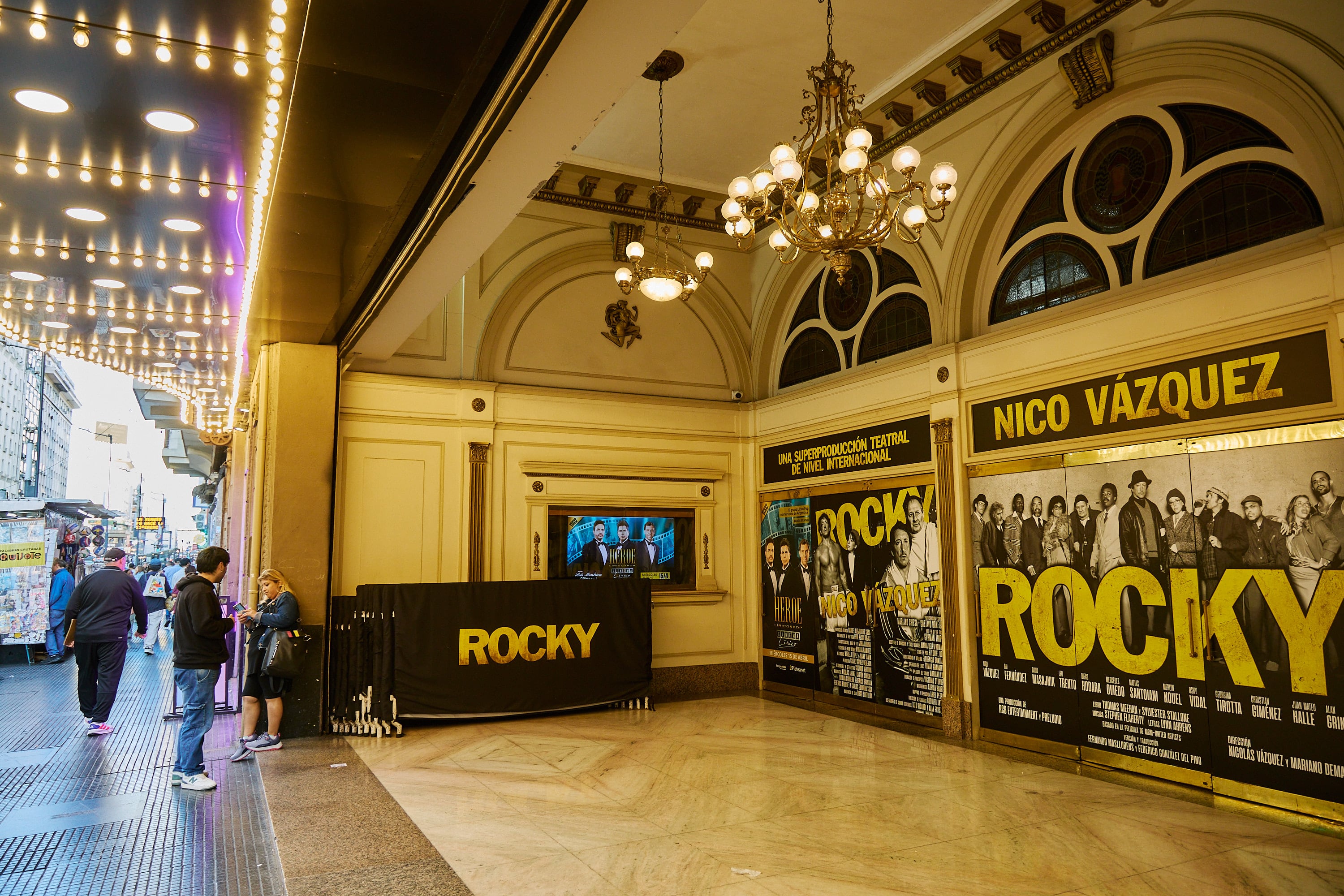 Rocky, como suele suceder con las obras de Nico Vázquez, copa toda las puertas de Lola Membrives y su gran marquesina sobre la avenida Corrientes