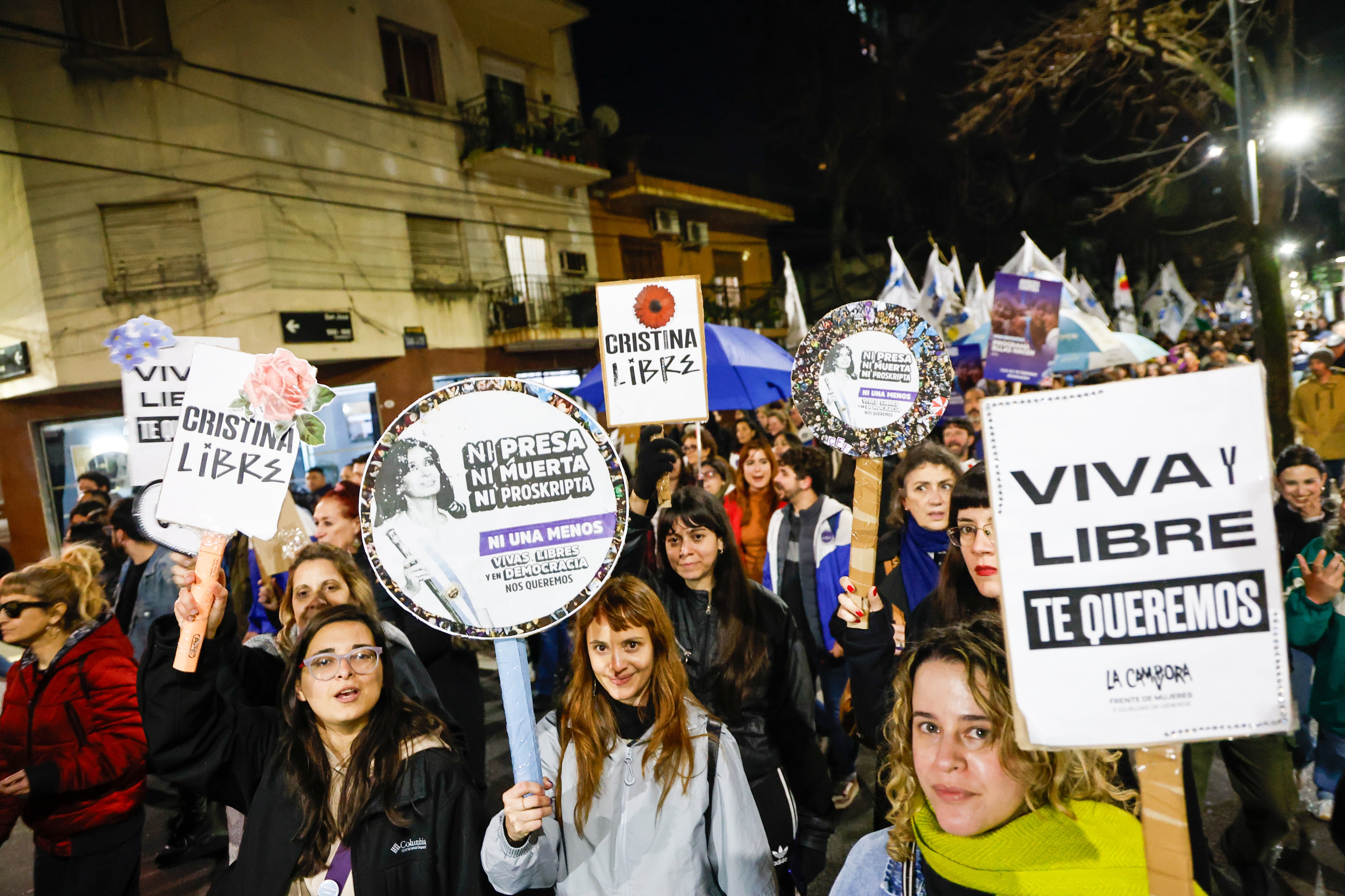 Algunos de los carteles que podrían repetirse el martes en la puerta de San José 1111, portados por la militancia kirchnerista