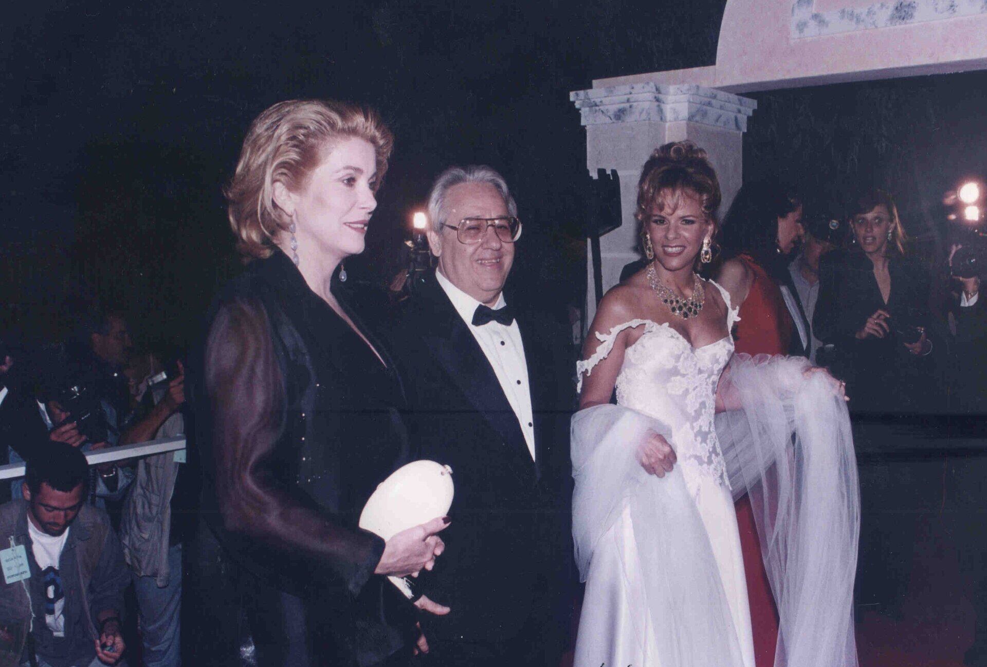 El matrimonio Scarpa recibiendo a Catherine Deneuve en la puerta de La Pinduca, para dar comienzo a