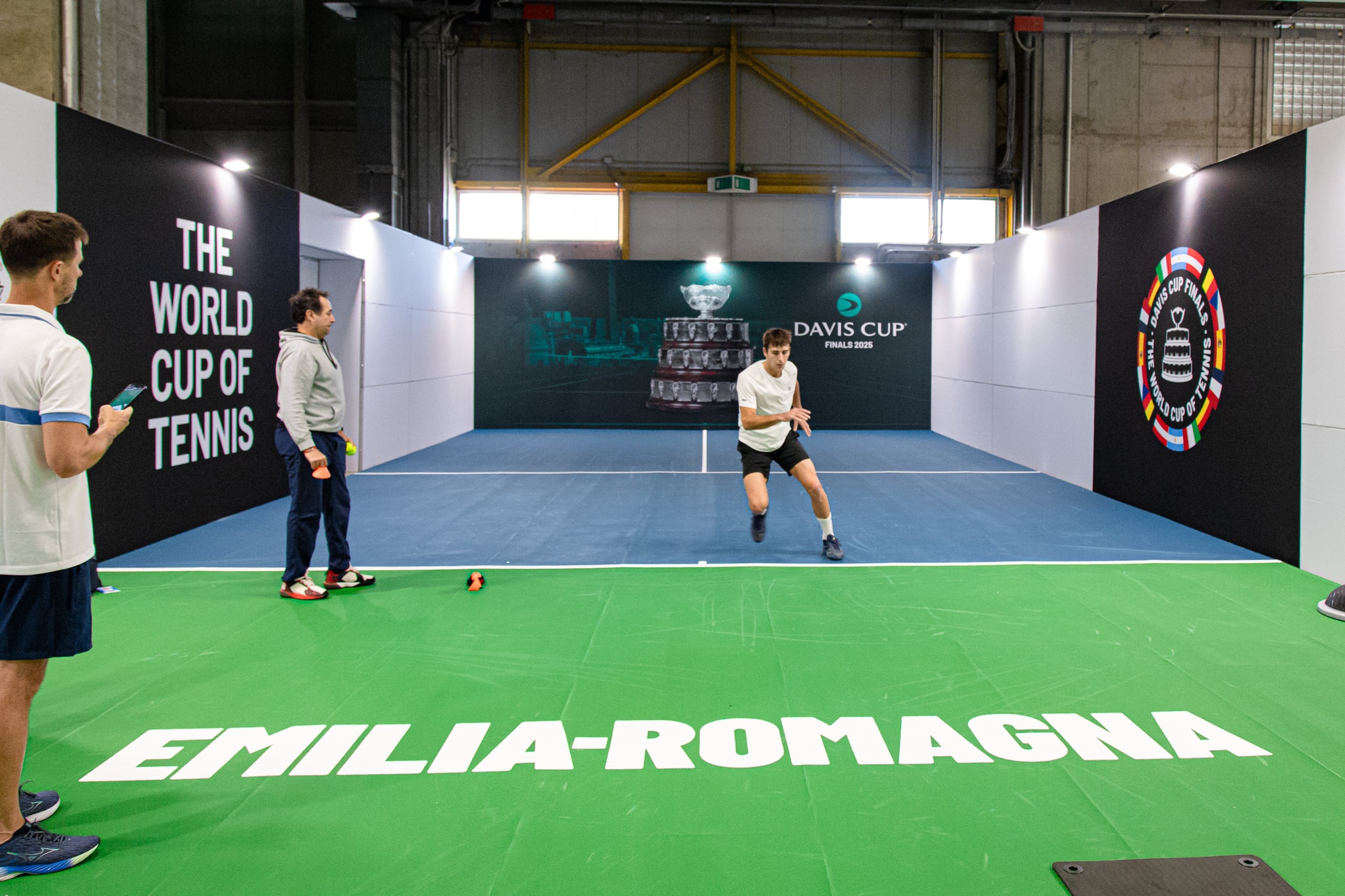 Etcheverry, Grinóvero y el preparador físico Martiniano Orazi, durante la Copa Davis 2025, en Bolonia