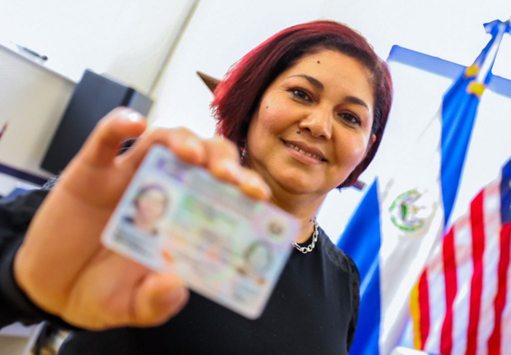 Los ciudadanos pueden solicitar su DUI inicial con una certificación de partida de nacimiento reciente y un documento de identificación previo