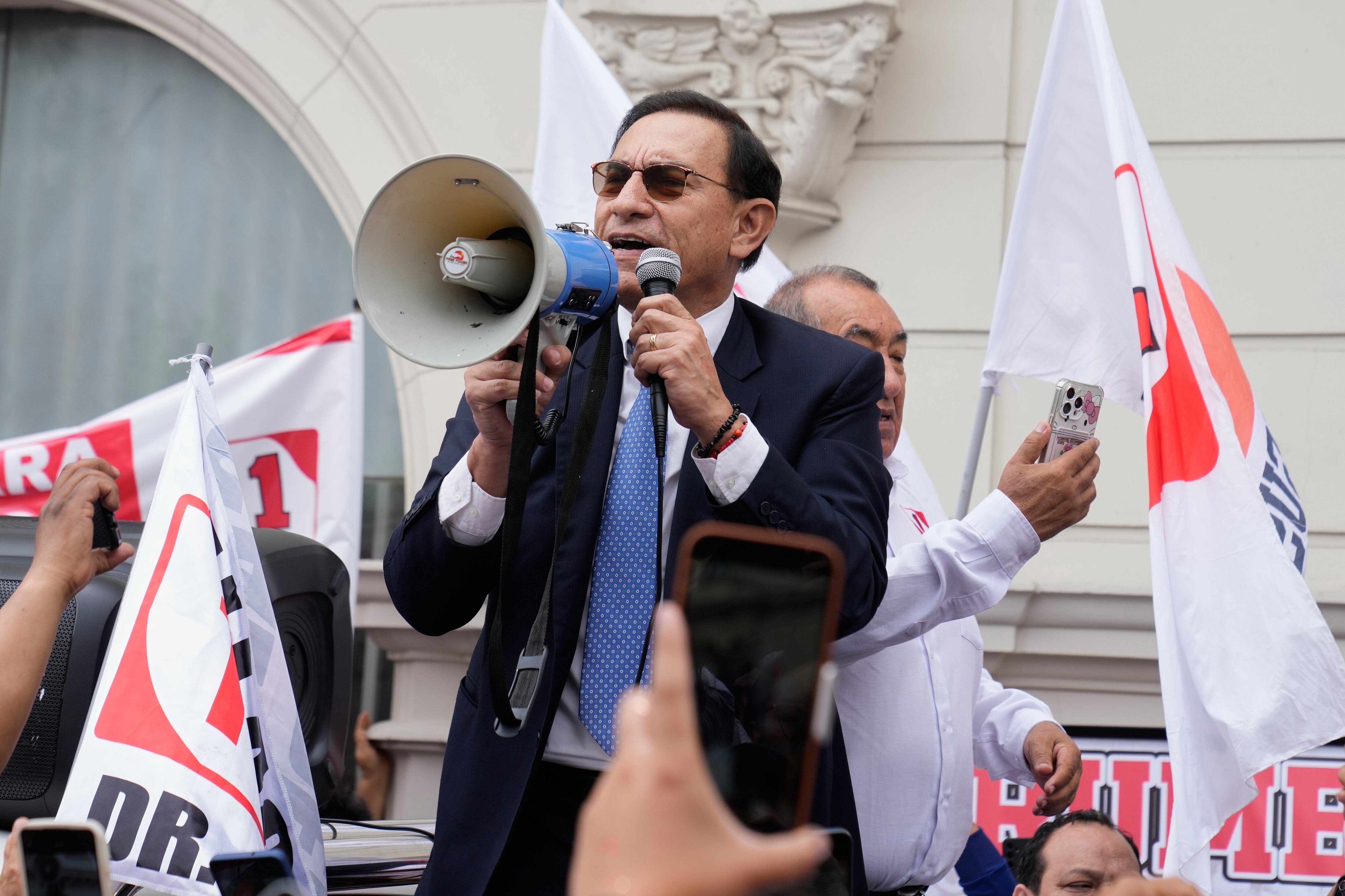 El expresidente Martín Vizcarra se dirige a sus seguidores frente al tribunal, días antes de conocerse la sentencia