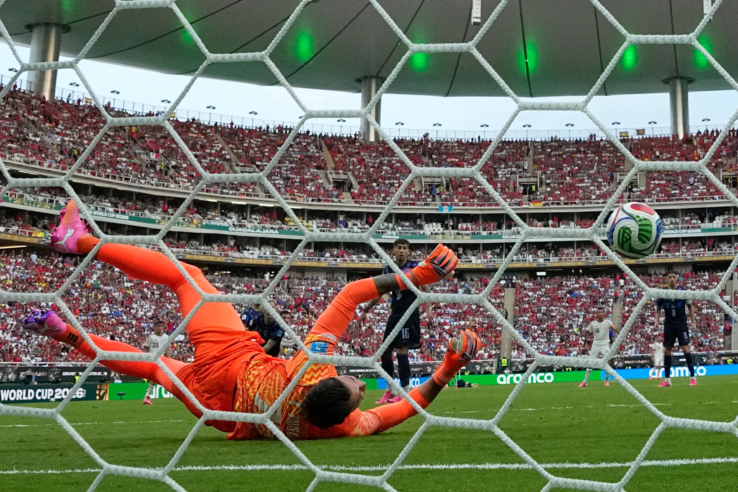 Fernando Muslera no logra controlar el remate de Alex Baena