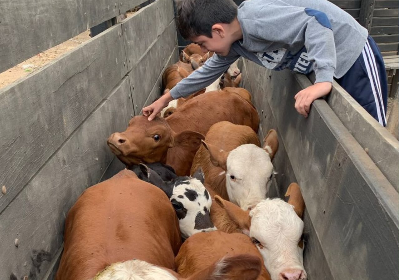 Uno de sus hijos en el campo