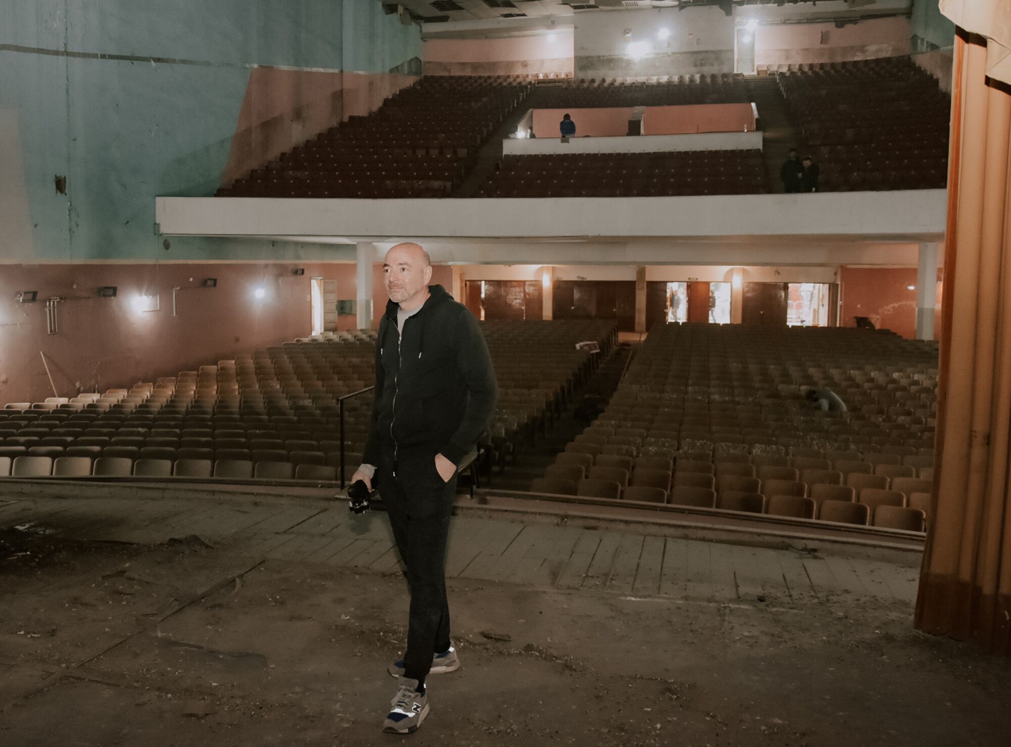 Eduardo Dimarco, sobre el escenario del Teatro San Carlos, en el inicio de los trabajos para poner a punto la sala
