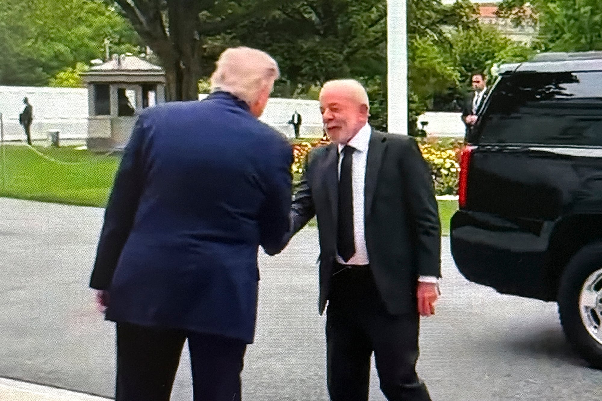Lula se saluda con Trum al llegar a la Casa Blanca para un encuentro en mayo pasado (Archivo)