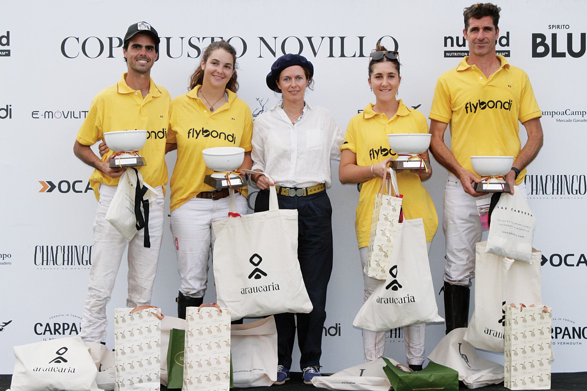 El equipo ganador posa en el podio: Tomás Solari, Maitena Marré, Pilar Banchero y Silvestre Donovan.