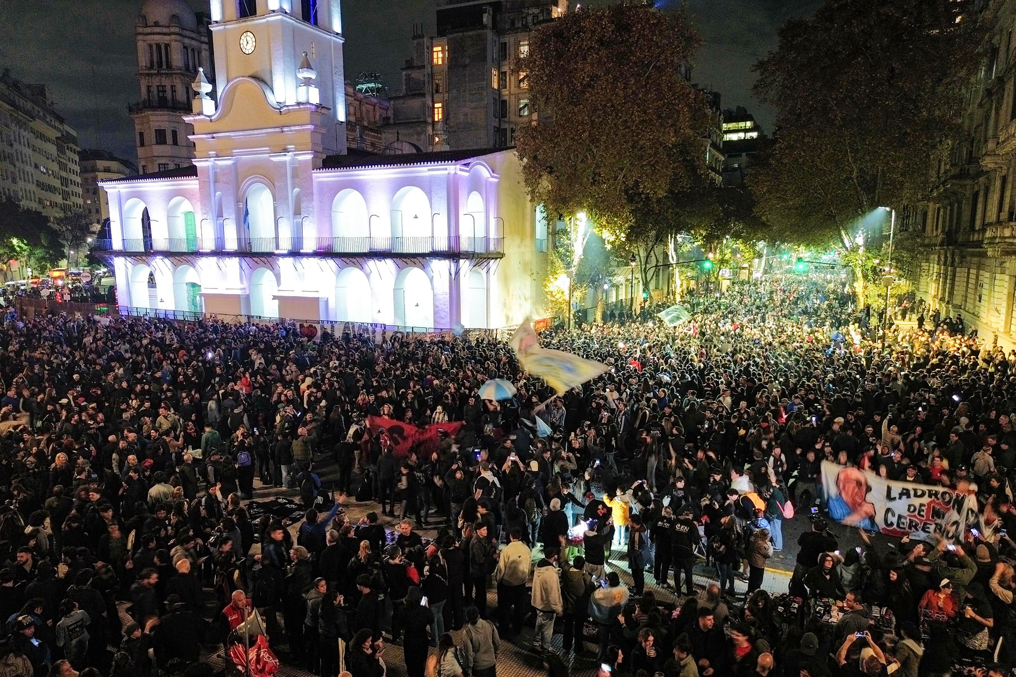 Fans del Indio Solari se acercaron a Plaza de Mayo en Capital Federal para despedirlo.