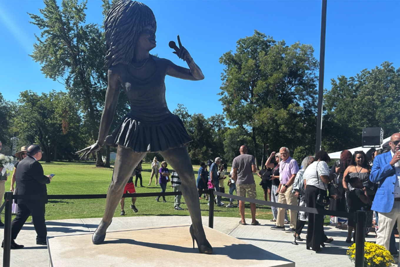Se inauguró una estatua de la cantante Tina Turner en un parque de Brownsville, Tennessee y estalló la polémica