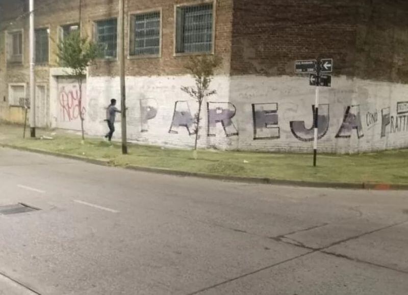 Una pintada electoral de Sebastián Pareja en una esquina de Avellaneda, donde coordina el armado libertario Cristian Frattini