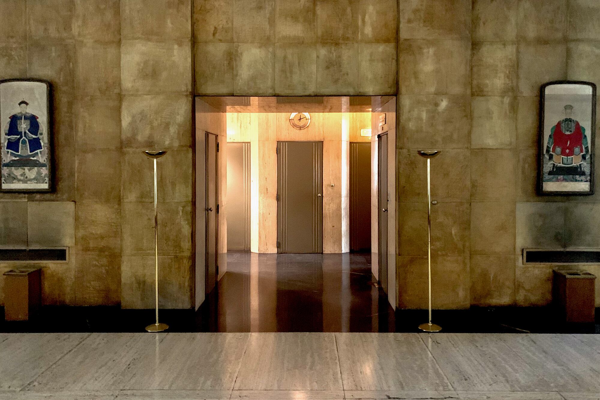 Al hall de entrada se accede a través de una puerta giratoria y sin portero eléctrico