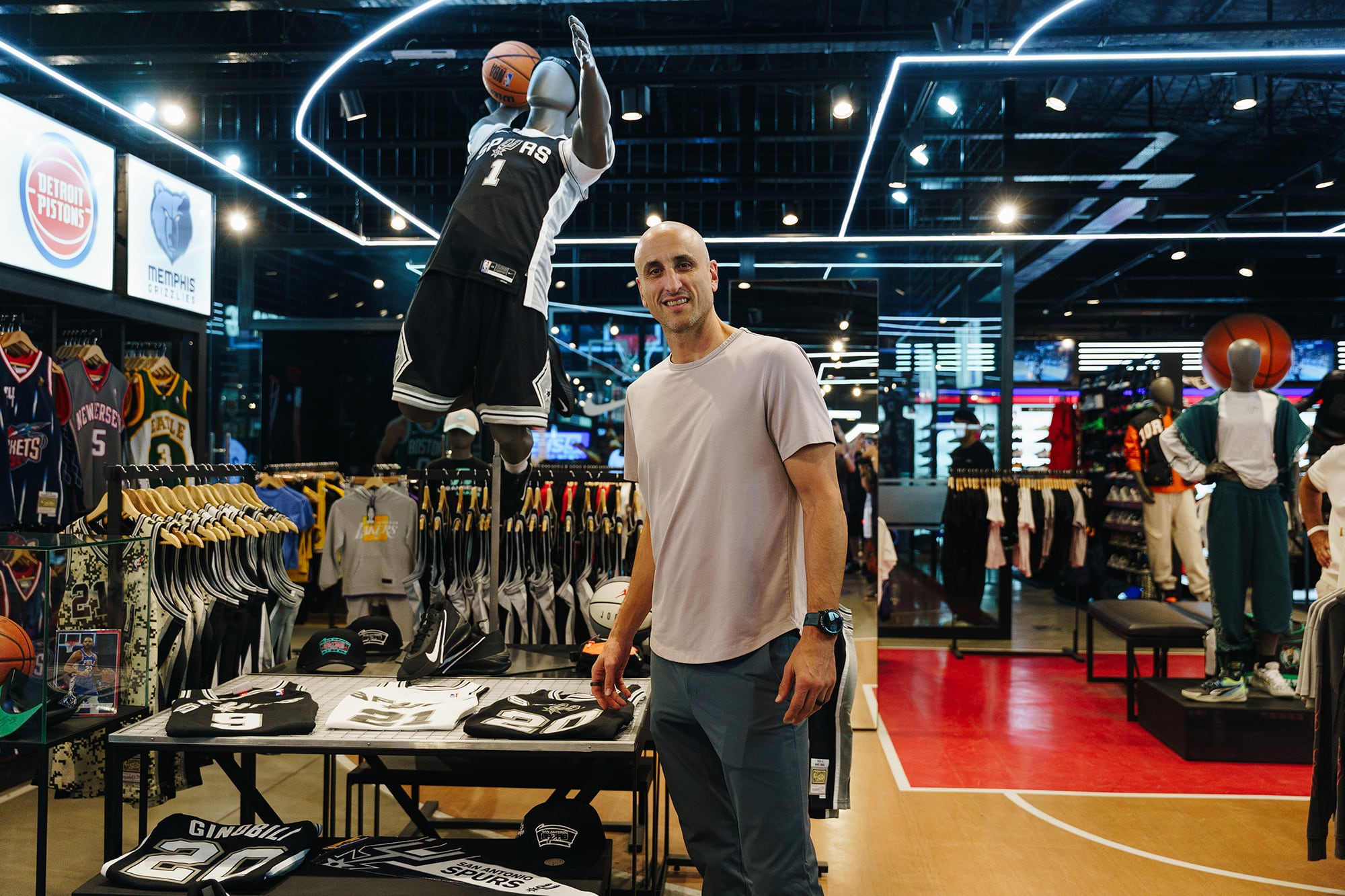 Manu Ginóbili en el NBA Store, en Martínez