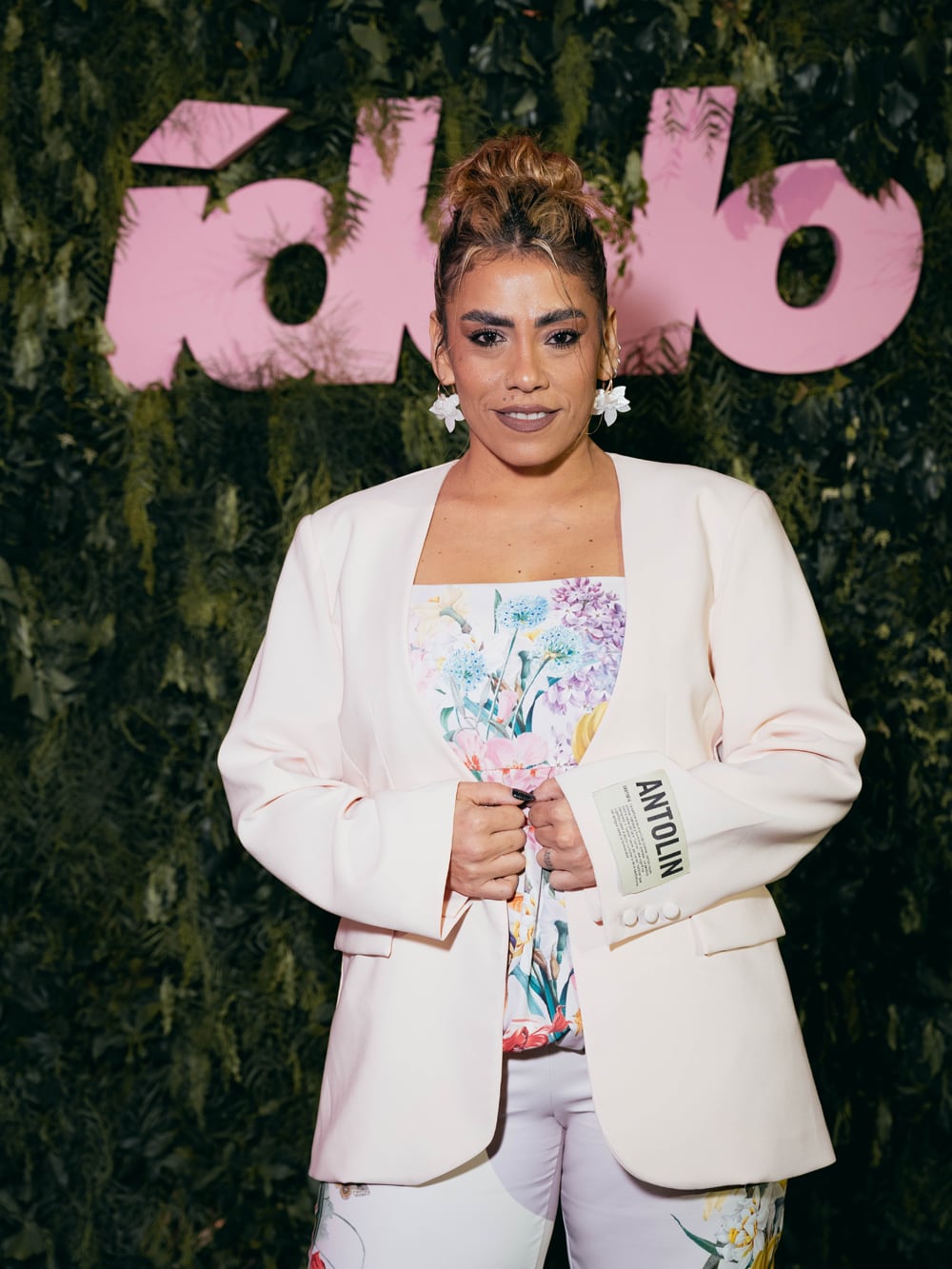 Anita Espósito, con un top y pantalón blanco con detalles florales bordados y blazer en tono crema