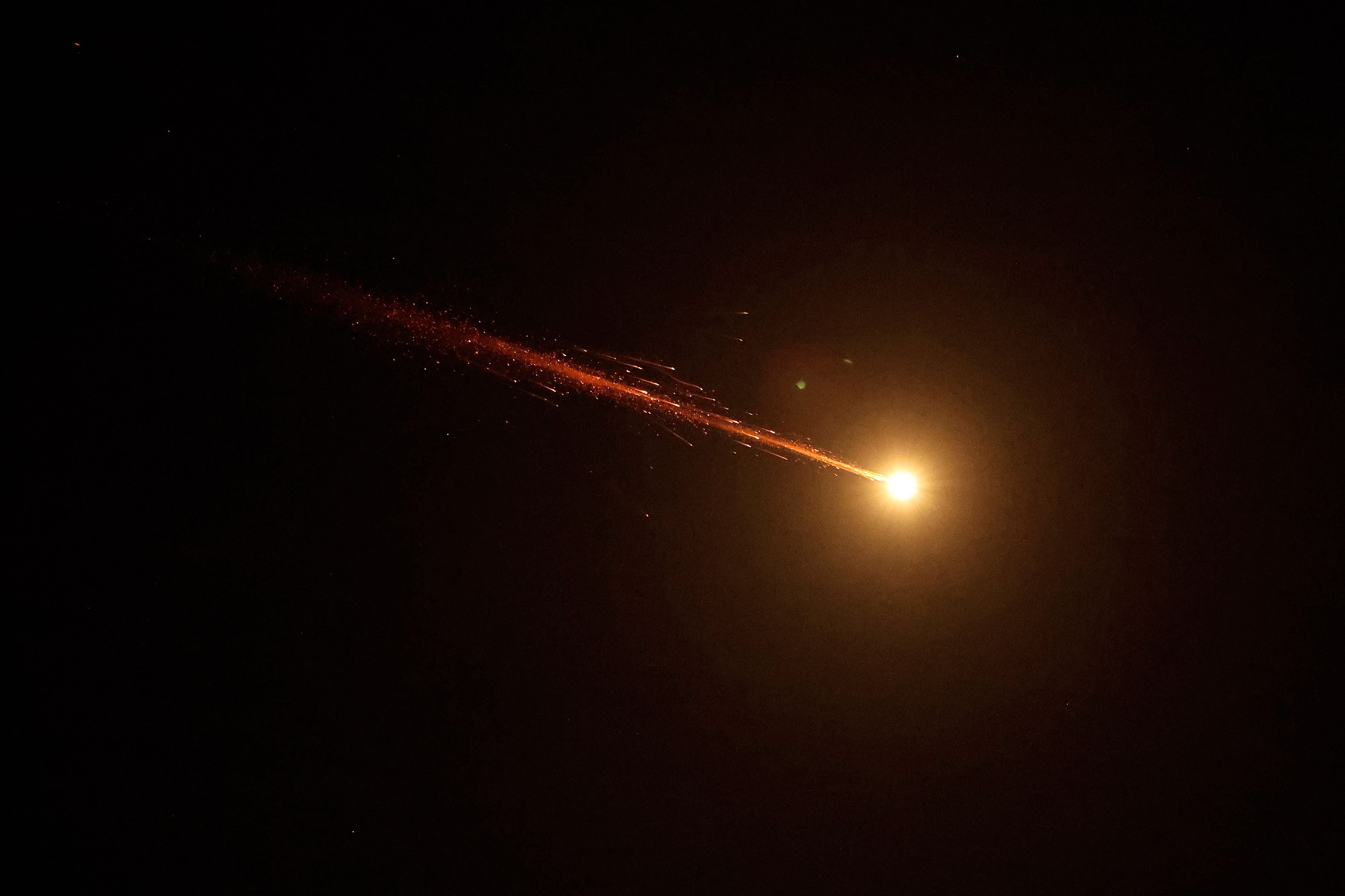 Se observan estelas de cohetes en el cielo durante una nueva andanada de ataques con misiles iraníes sobre la ciudad costera israelí
