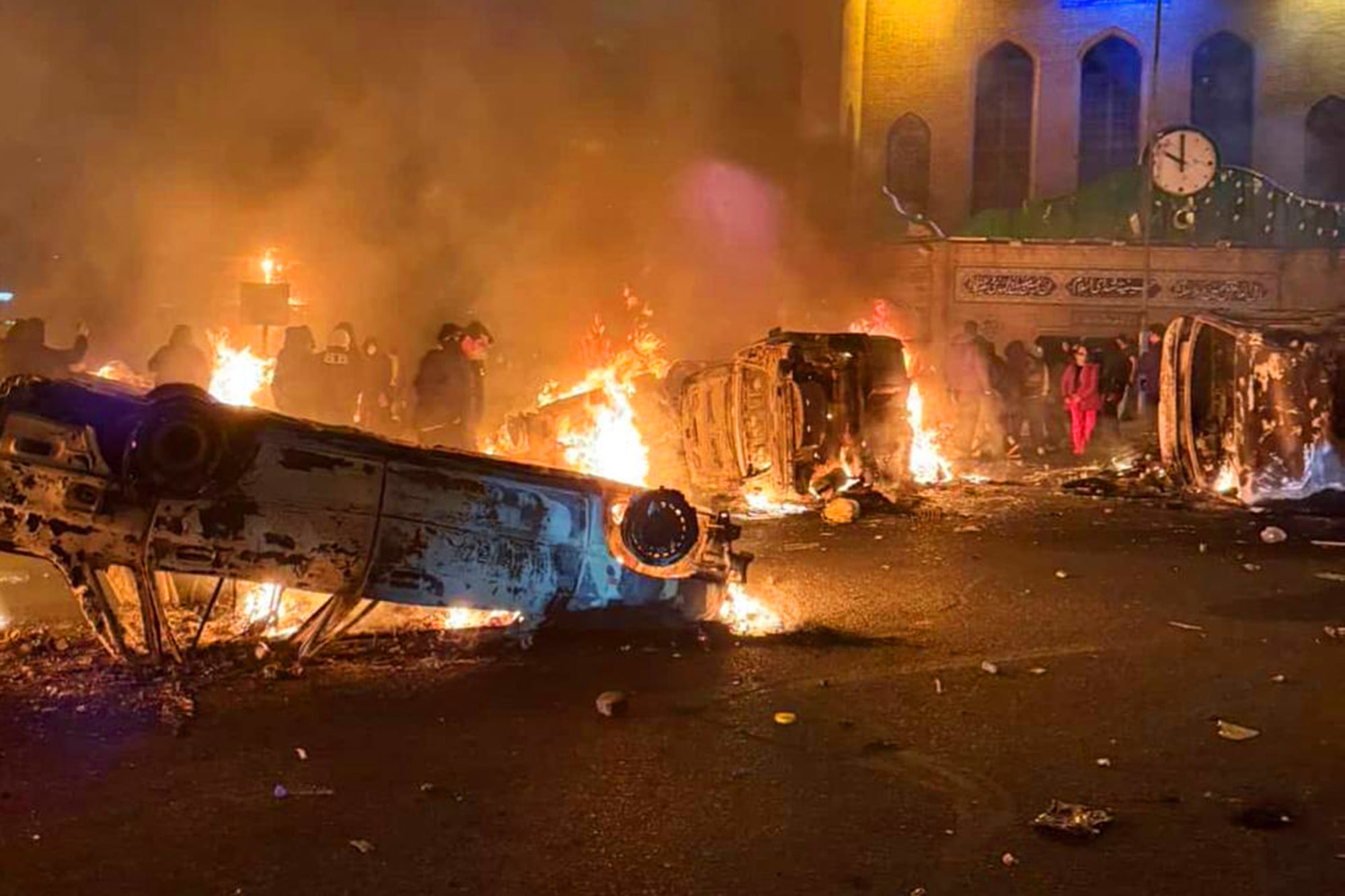 Las protestas en Irán se extienden a más de 100 ciudades, el régimen redobla la represión y Trump lanza otra advertencia