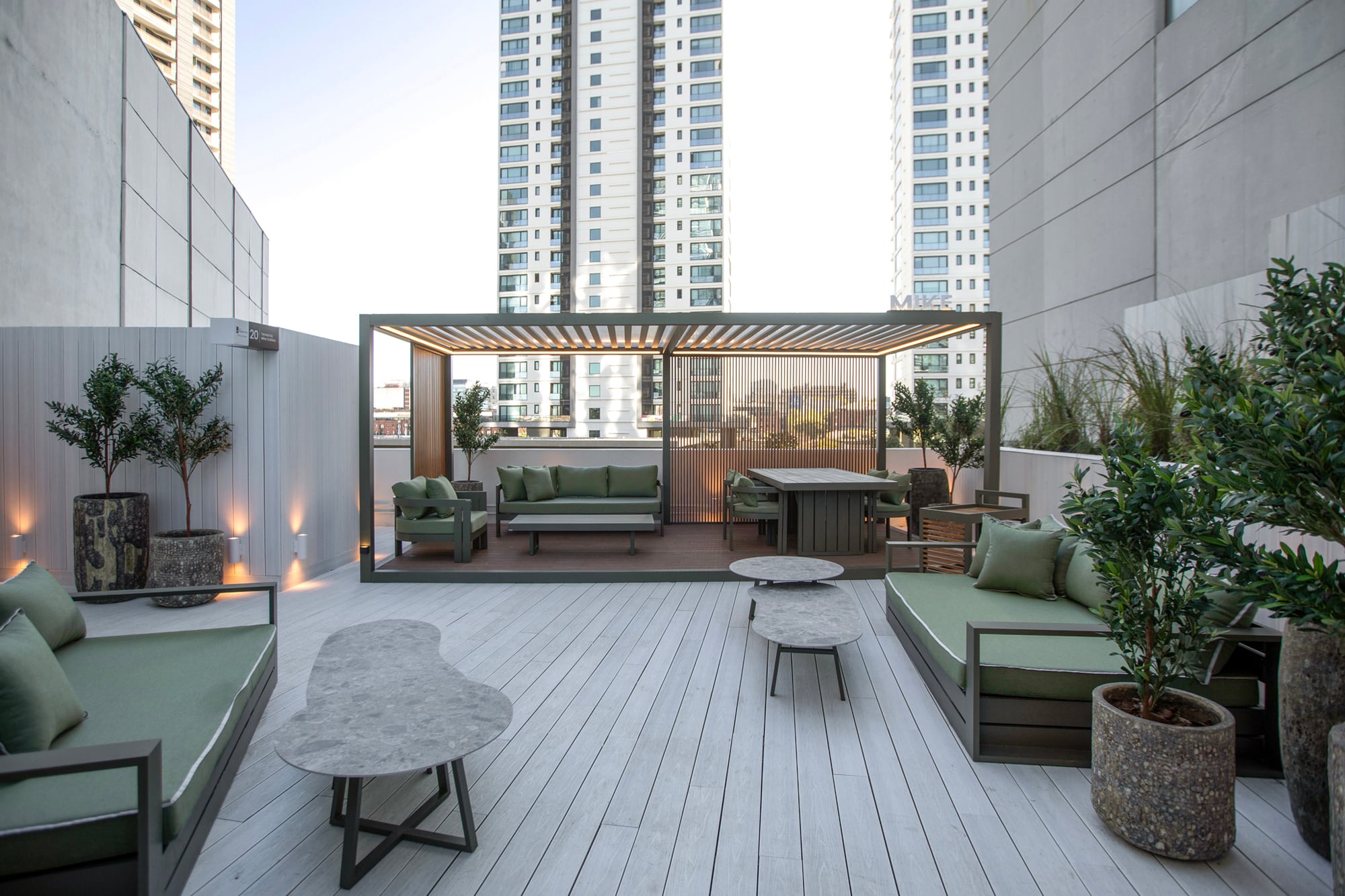 Una súper terraza de diseño con un