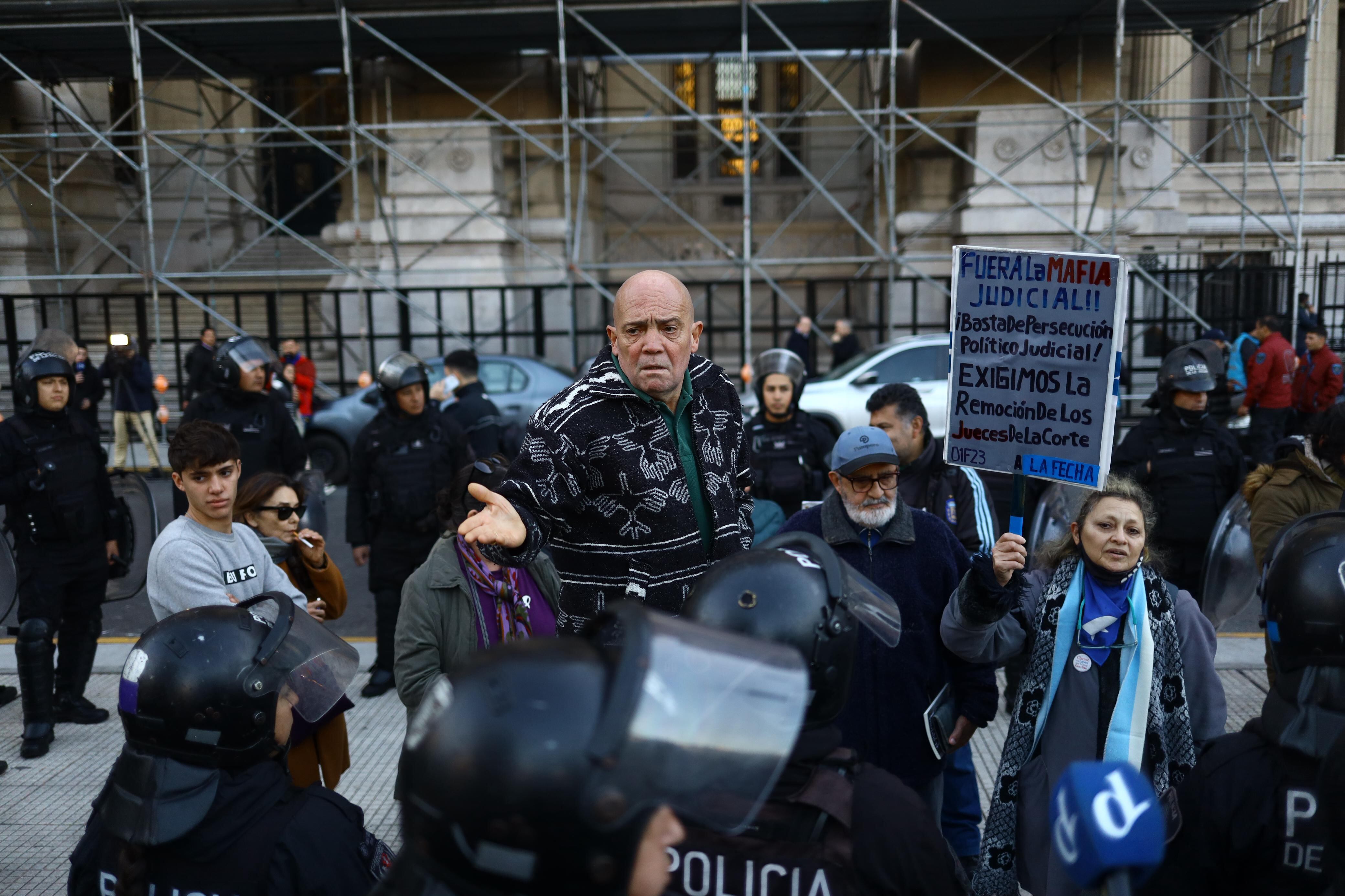 Manifestantes llegan a la Plaza Lavalle para realizar un acampe en protesta por la condena de Cristina Kirchner