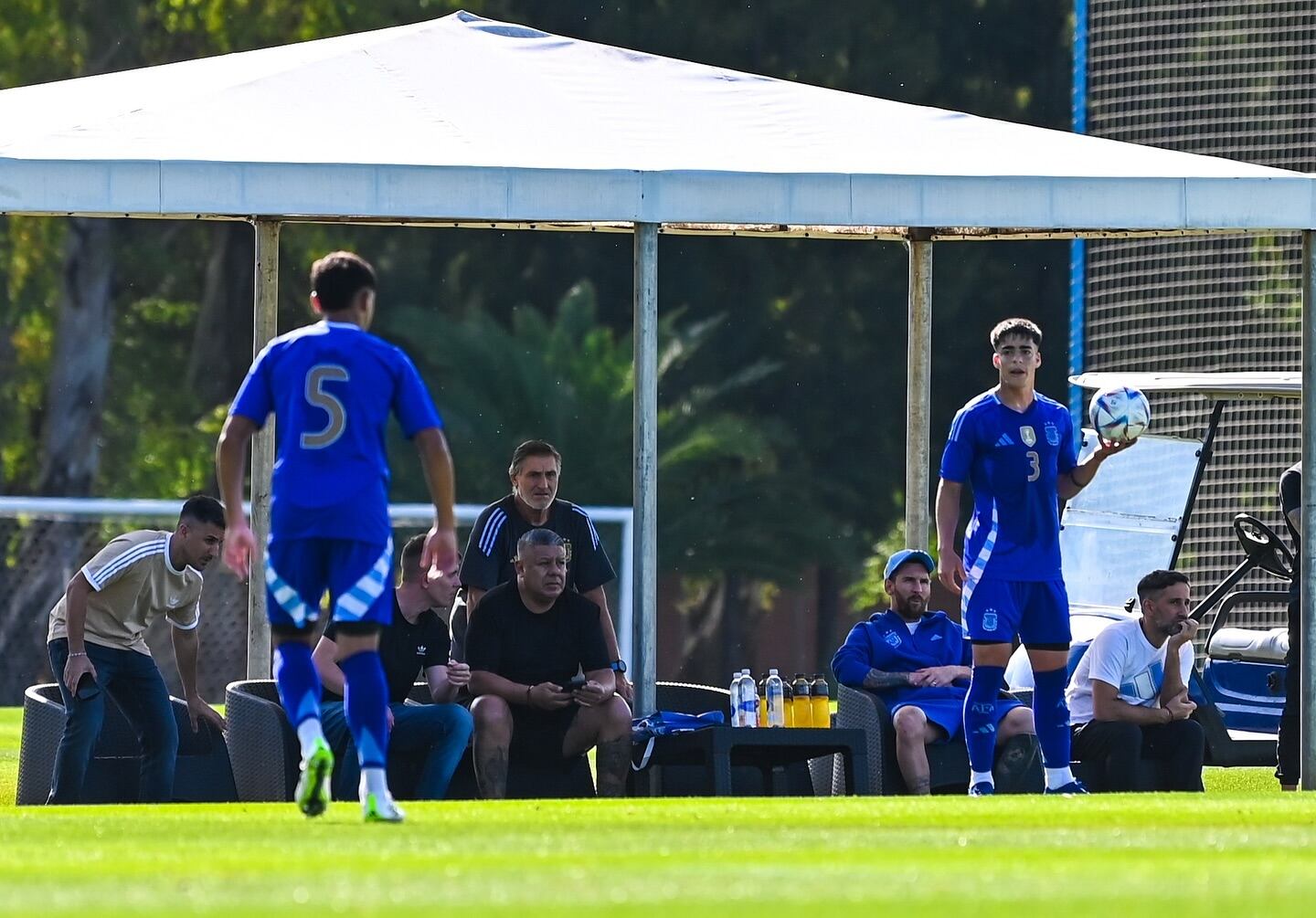 Teo Rodríguez Pagano en un entrenamiento con la selección Sub 20 en el predio de Ezeiza y con Messi observándolo detrás