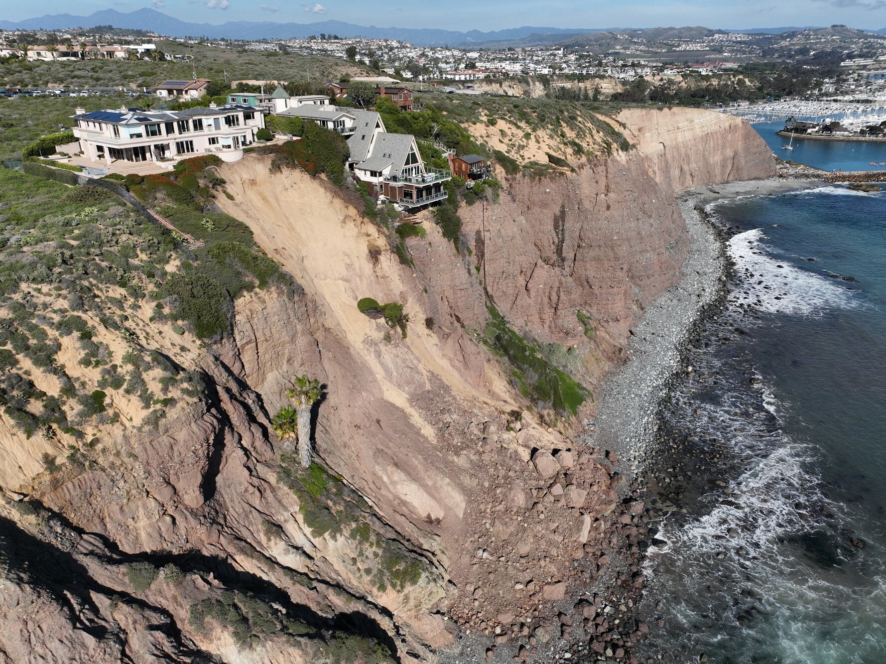 Si bien estas propiedades ofrecen vistas impresionantes del océano, también están expuestas a los elementos naturales.