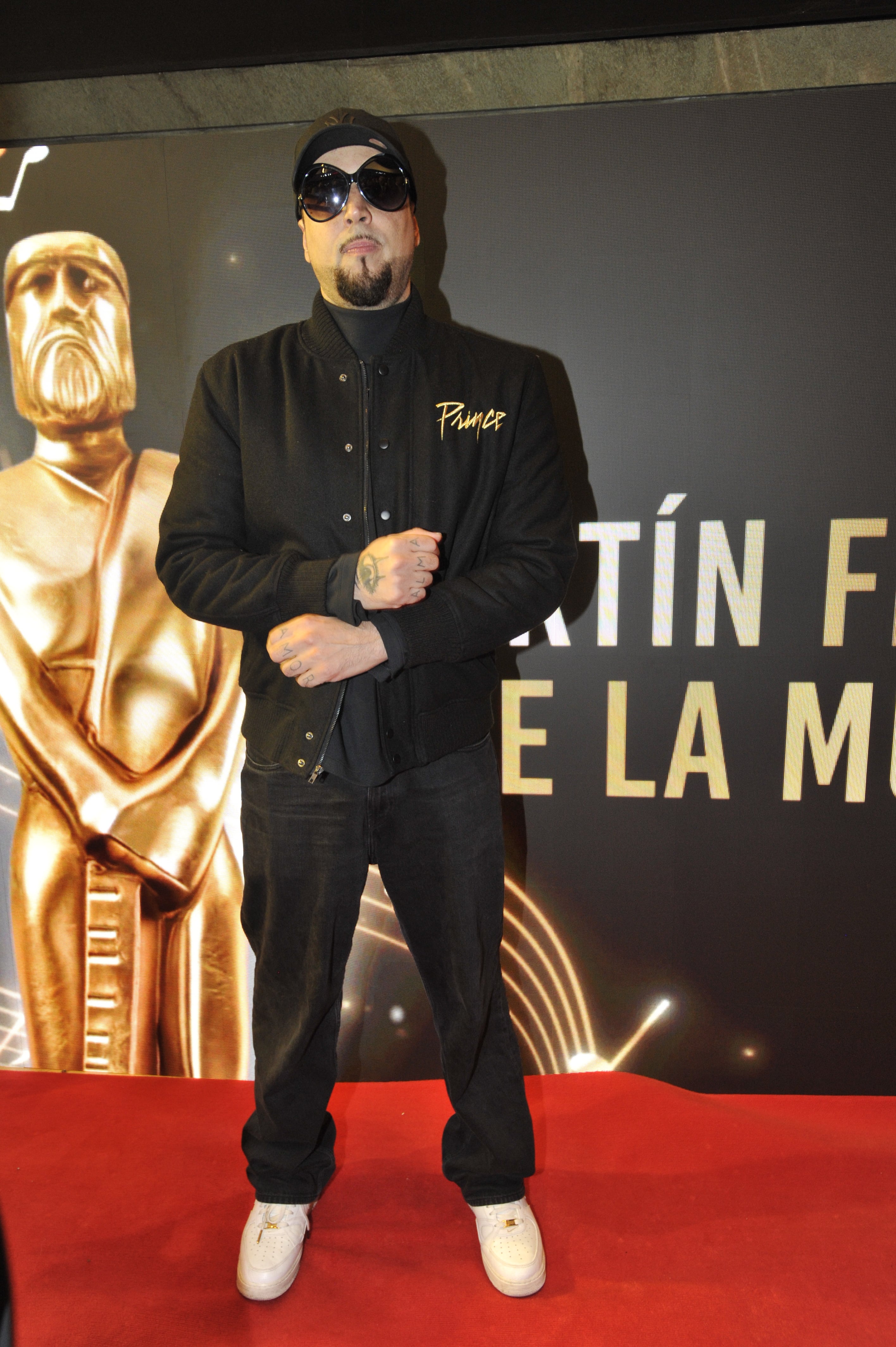 Dante Spinetta de jeans y campera informal. El artista sumó una vincha y gafas gigantes a su look