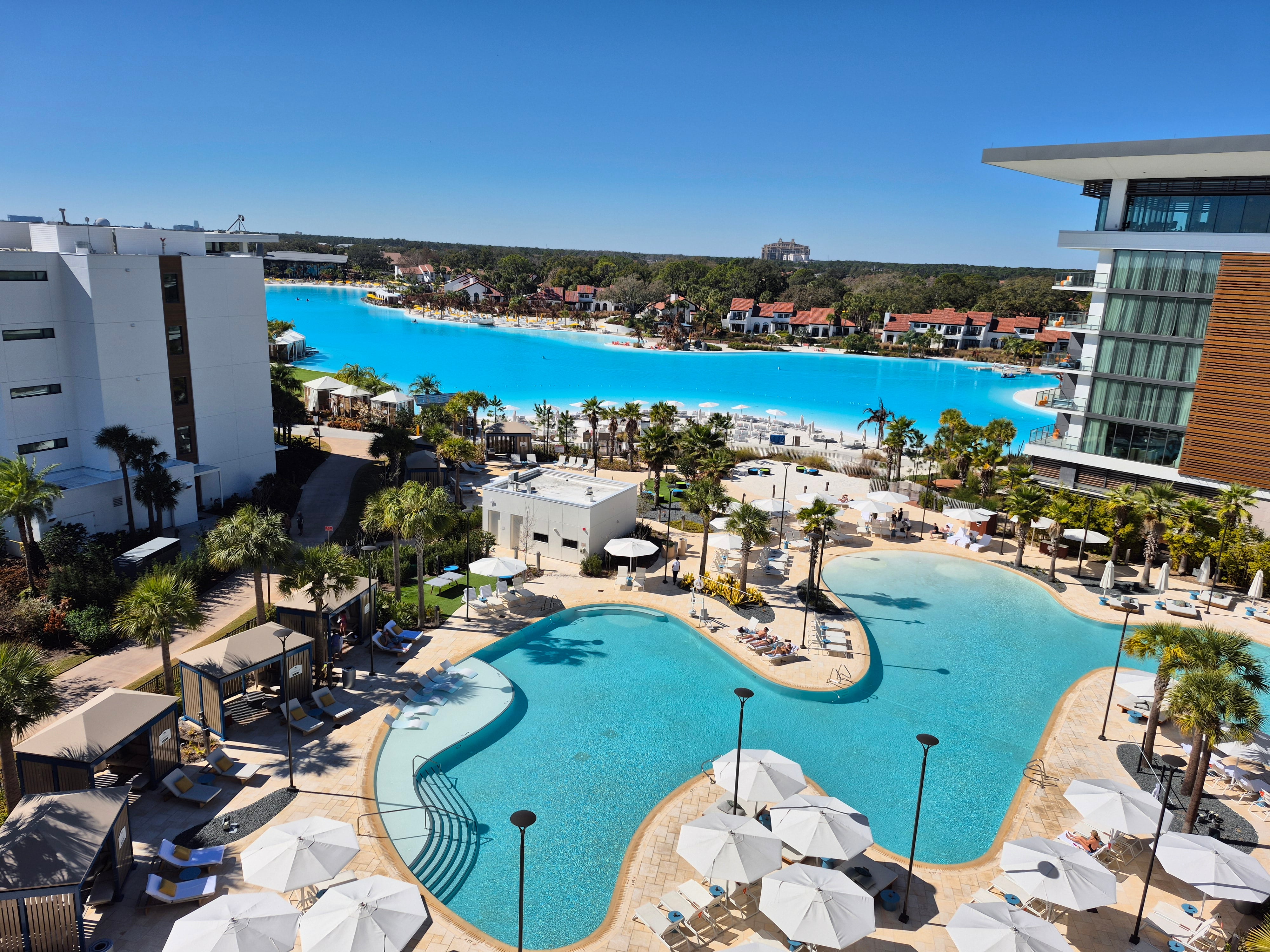 Las habitaciones del Conrad Orlando miran mayormente a la piscina y la laguna de Evermore