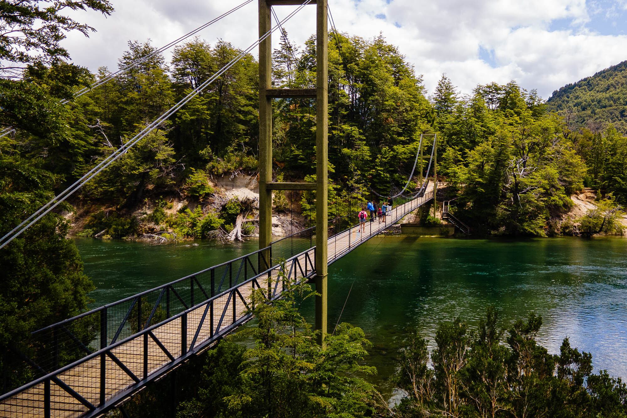 Dentro del Parque Nacional Los Alerces pueden realizarse actividades recreativas como senderismo, kayak y observación de aves