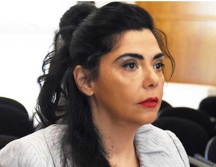 La jueza de Chubut a la que filmaron besando a un preso en la cárcel recuperó su cargo 5 La jueza Mariel Suárez había sido destituída en 2023. Ahora volverá a ocupar su cargo en Comodoro Rivadavia.