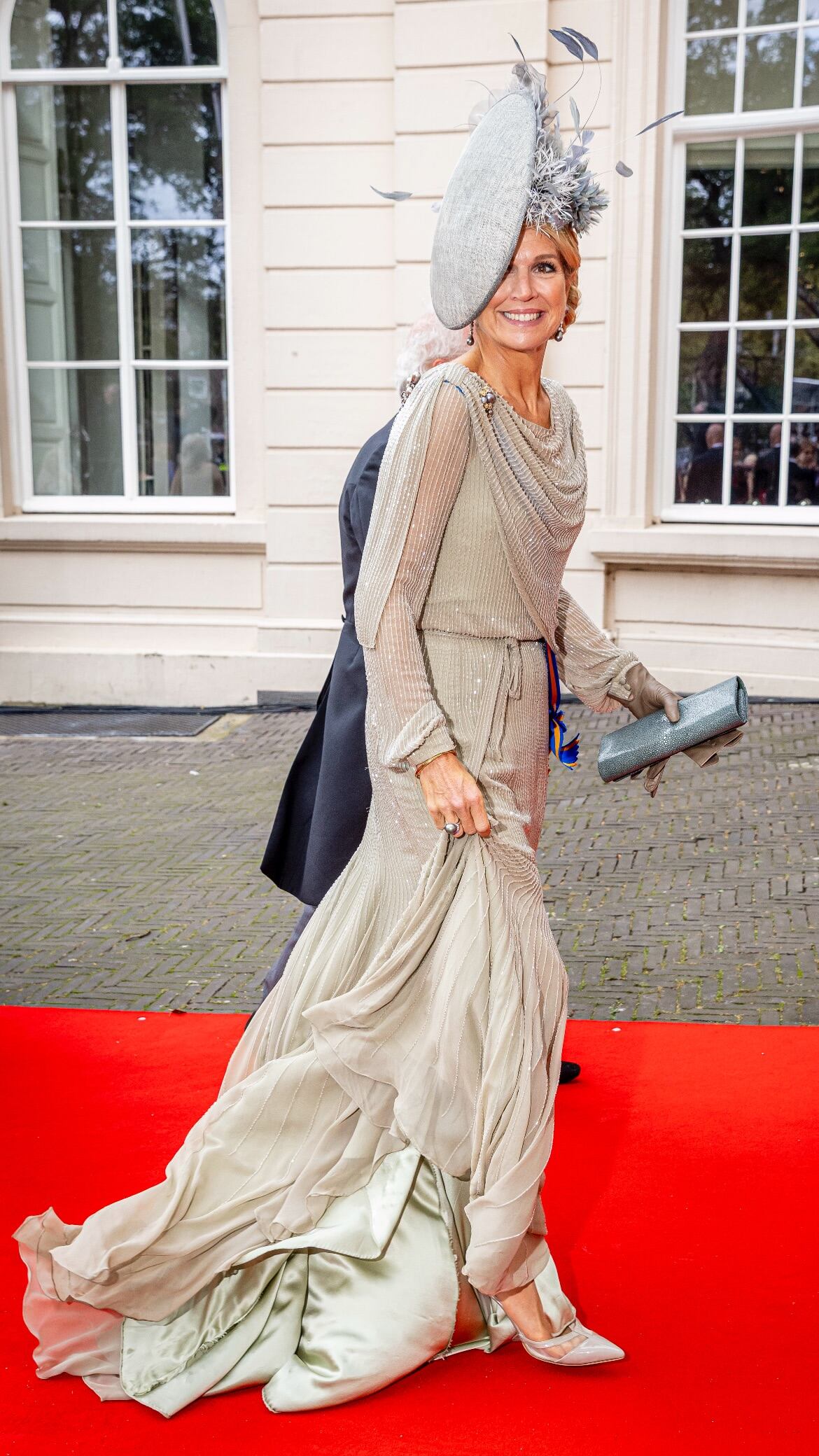 La reina Máxima lució un sofisticado vestido de lentejuelas con un vistoso tocado de plumas (Foto: Patrick van Katwijk)