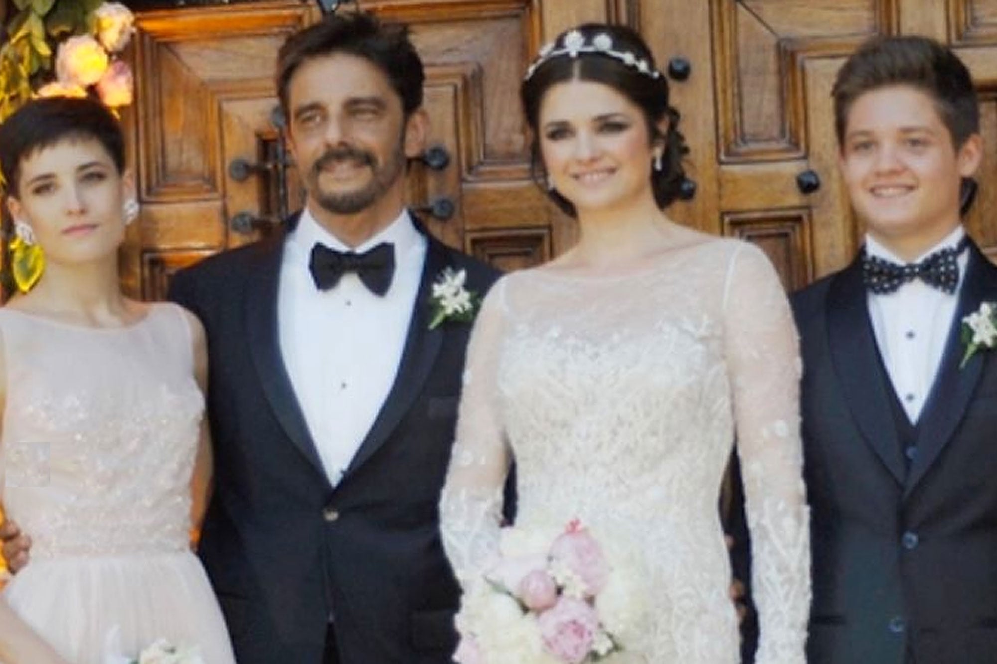 Fabián Mazzei y Araceli González en su renovación de votos acompañados por los hijos de la actriz Florencia Torrente y Tomás Kirzner