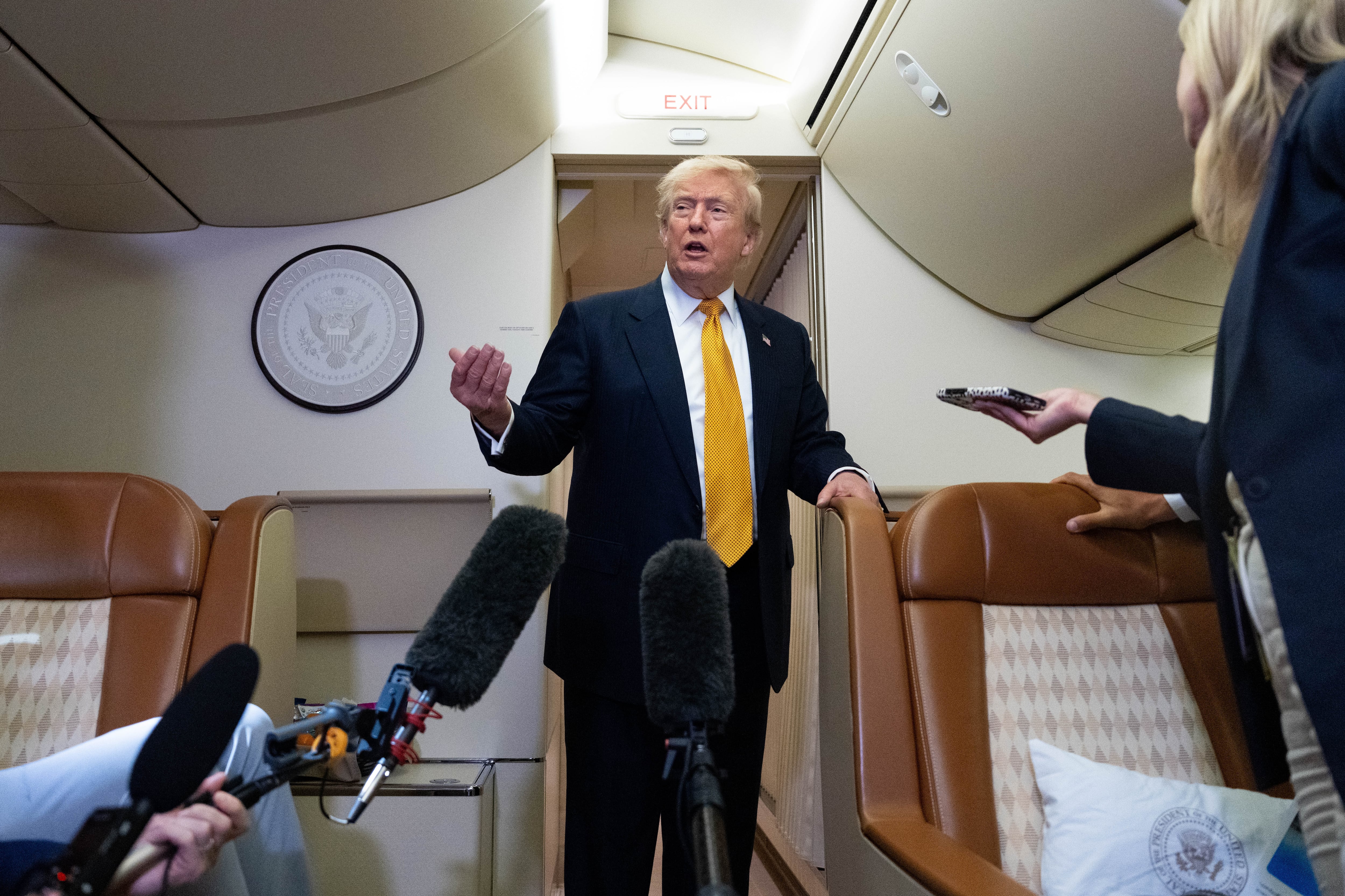El presidente estadounidense Donald Trump habla con reporteros a bordo del Air Force One (Archivo)