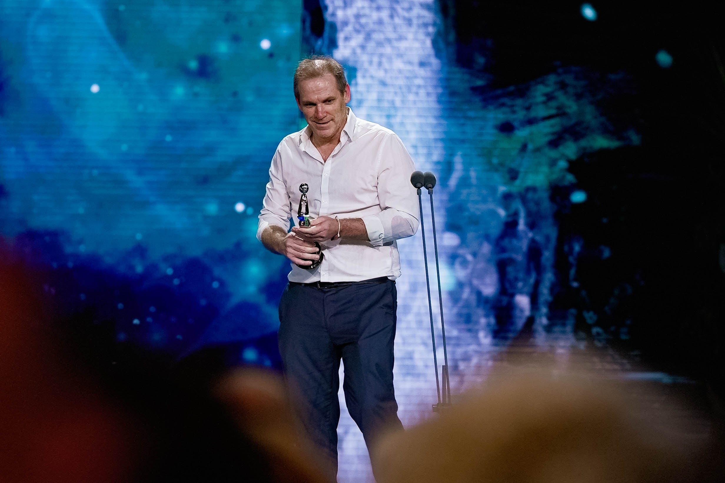 Bruno Stagnaro levantó uno de los tres galardones que recibió El Eternauta durante la noche