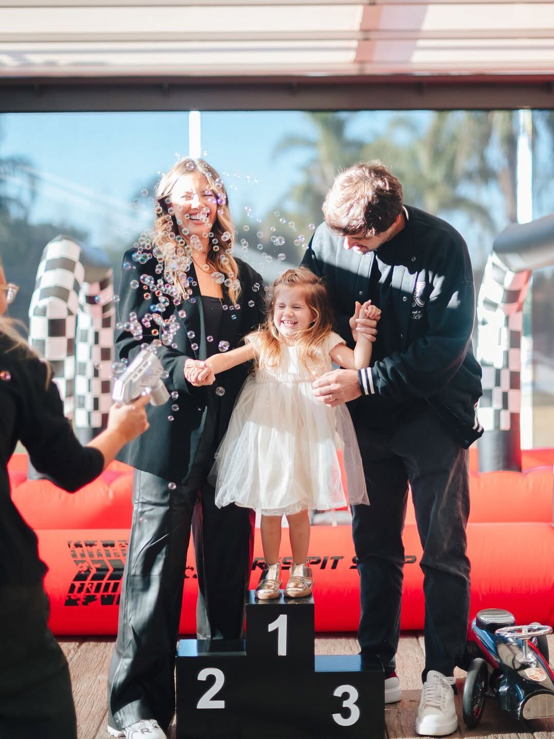 Demner y Pella celebraron junto a su hija (Foto: Instagram @stephaniedemner)