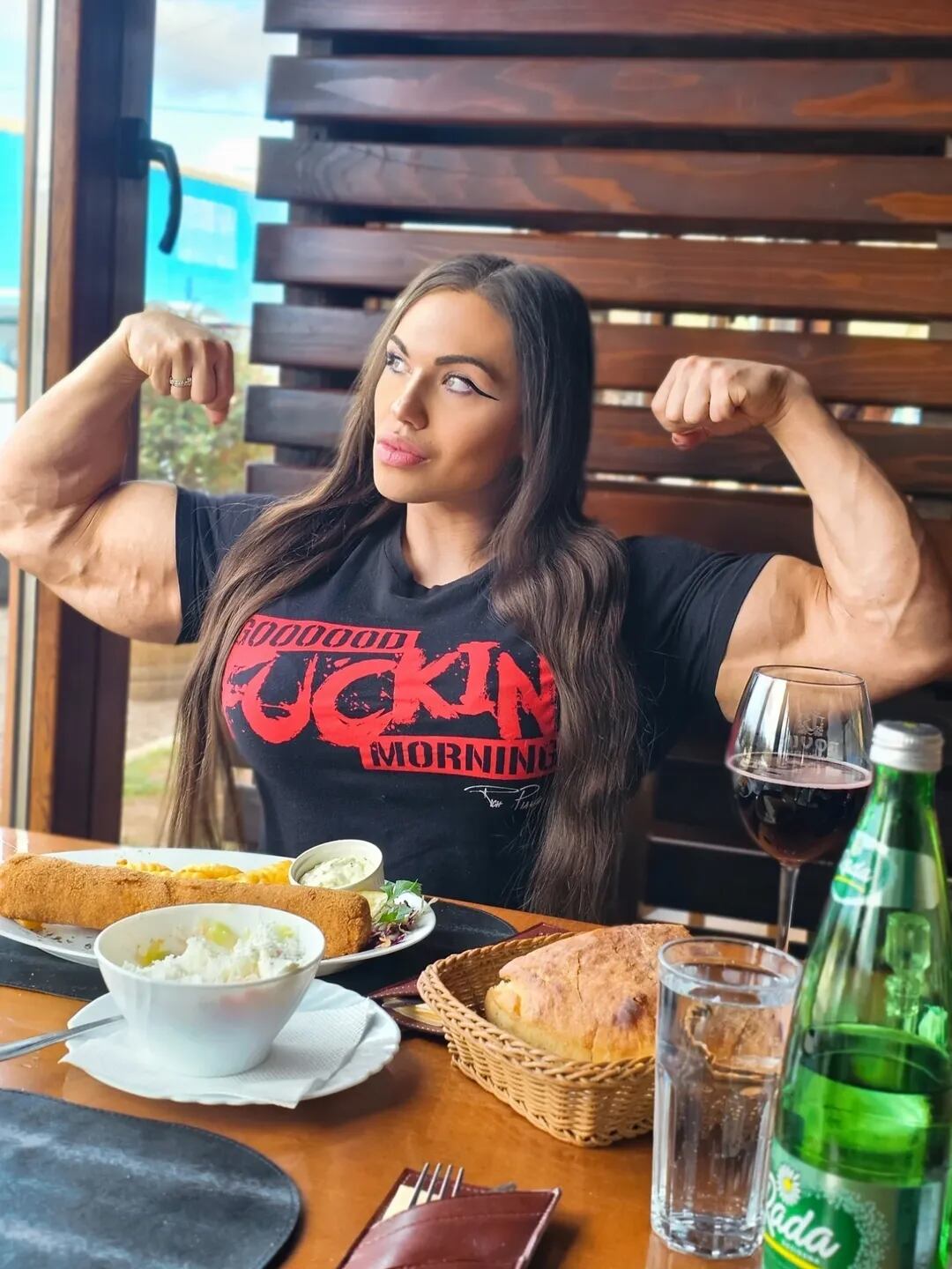 Su dieta diaria puede alcanzar hasta las 6000 calorías (Foto: Instagram @nataliya.amazonka)