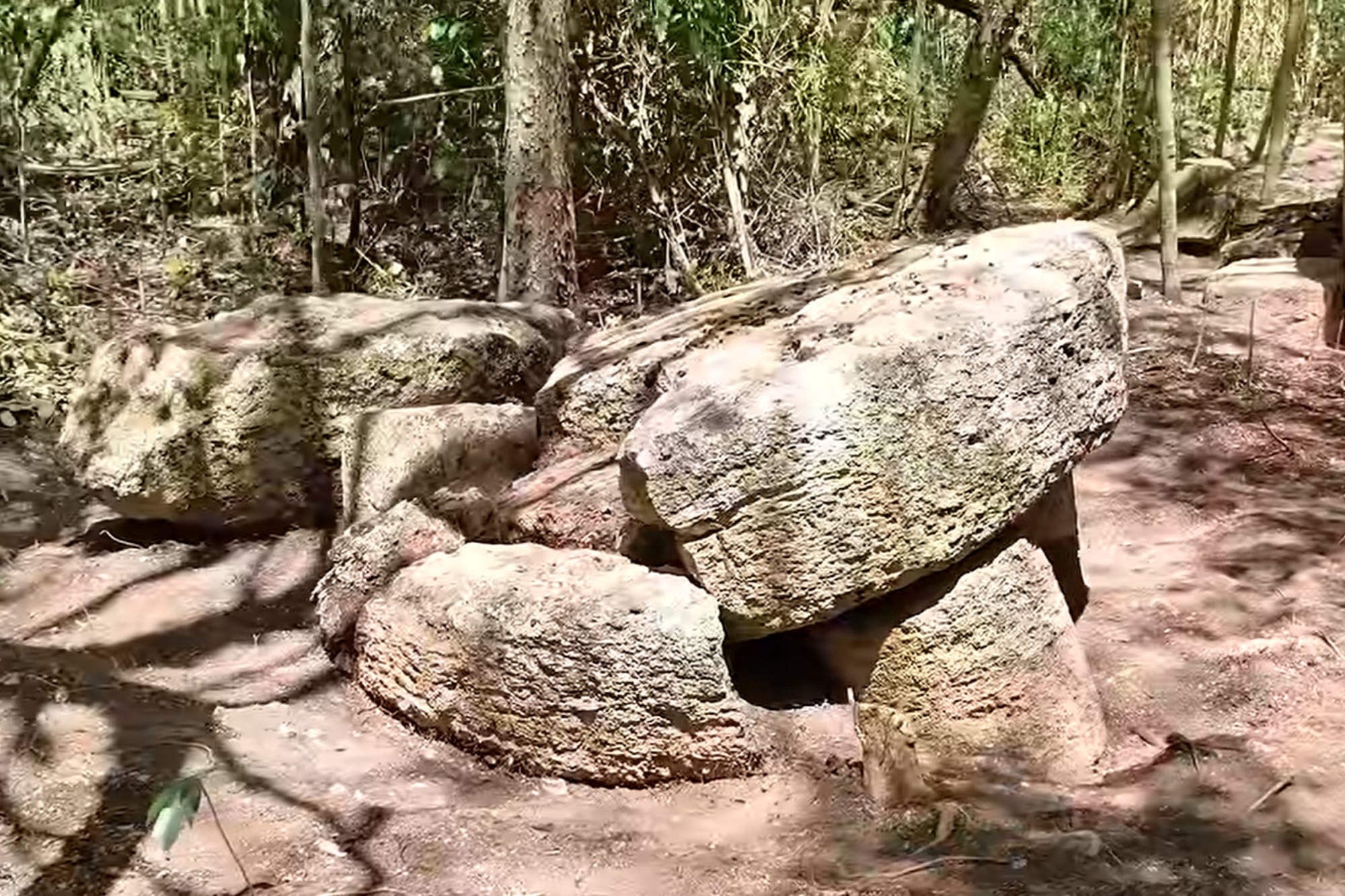 Altar de piedra propio d ela ciudad maya perdida hace 1000 años
