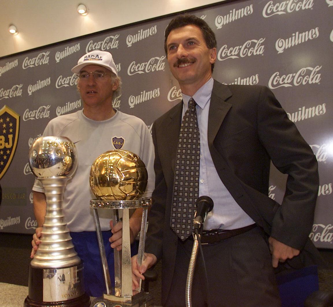 Carlos Bianchi y Mauricio Macri, presidente de Boca, en la sala de prensa de la Bombonera, el 30 de noviembre de 2000