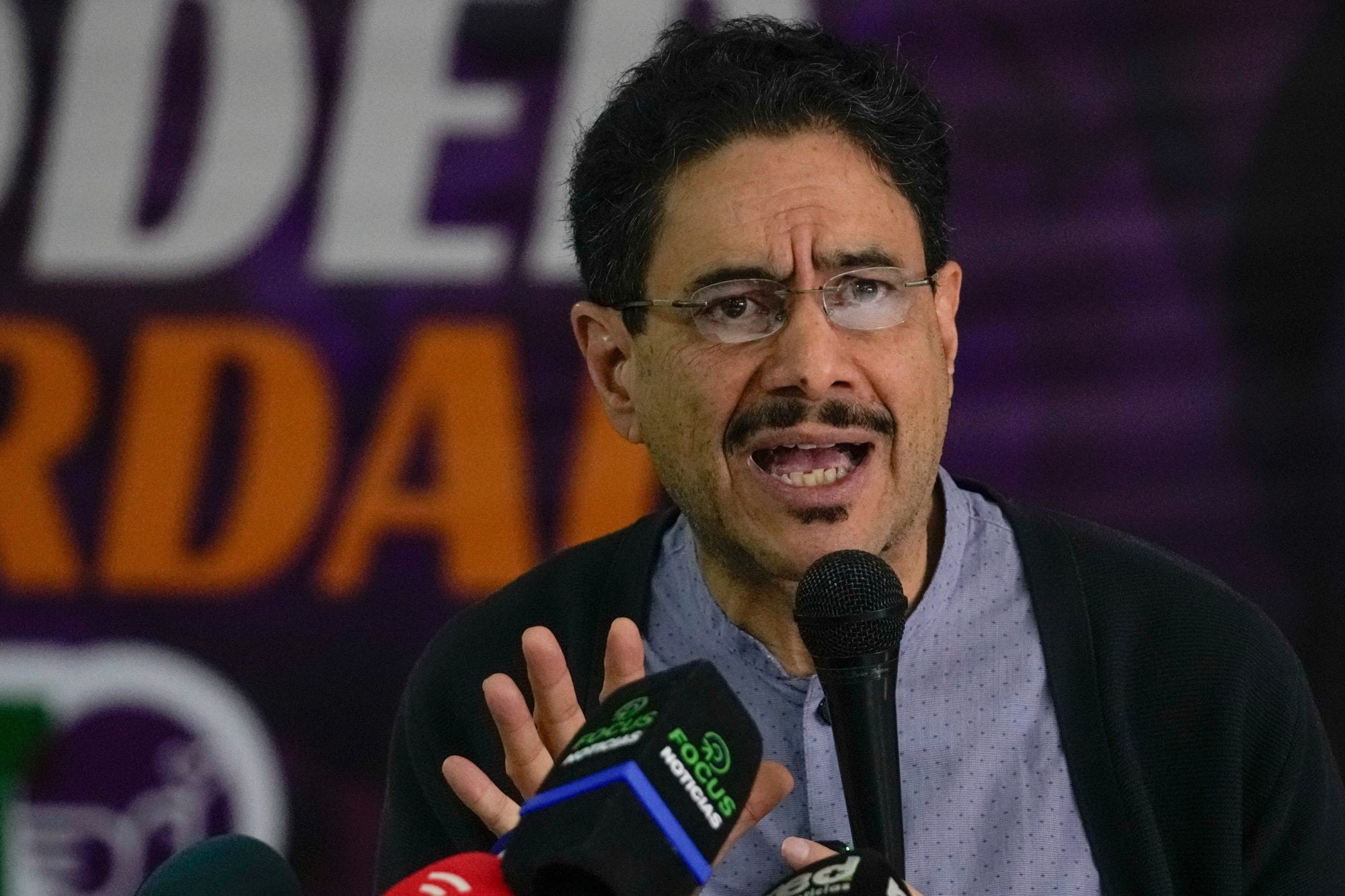 Iván Cepeda habla durante una conferencia de prensa en Bogotá, el 1 de junio de 2026