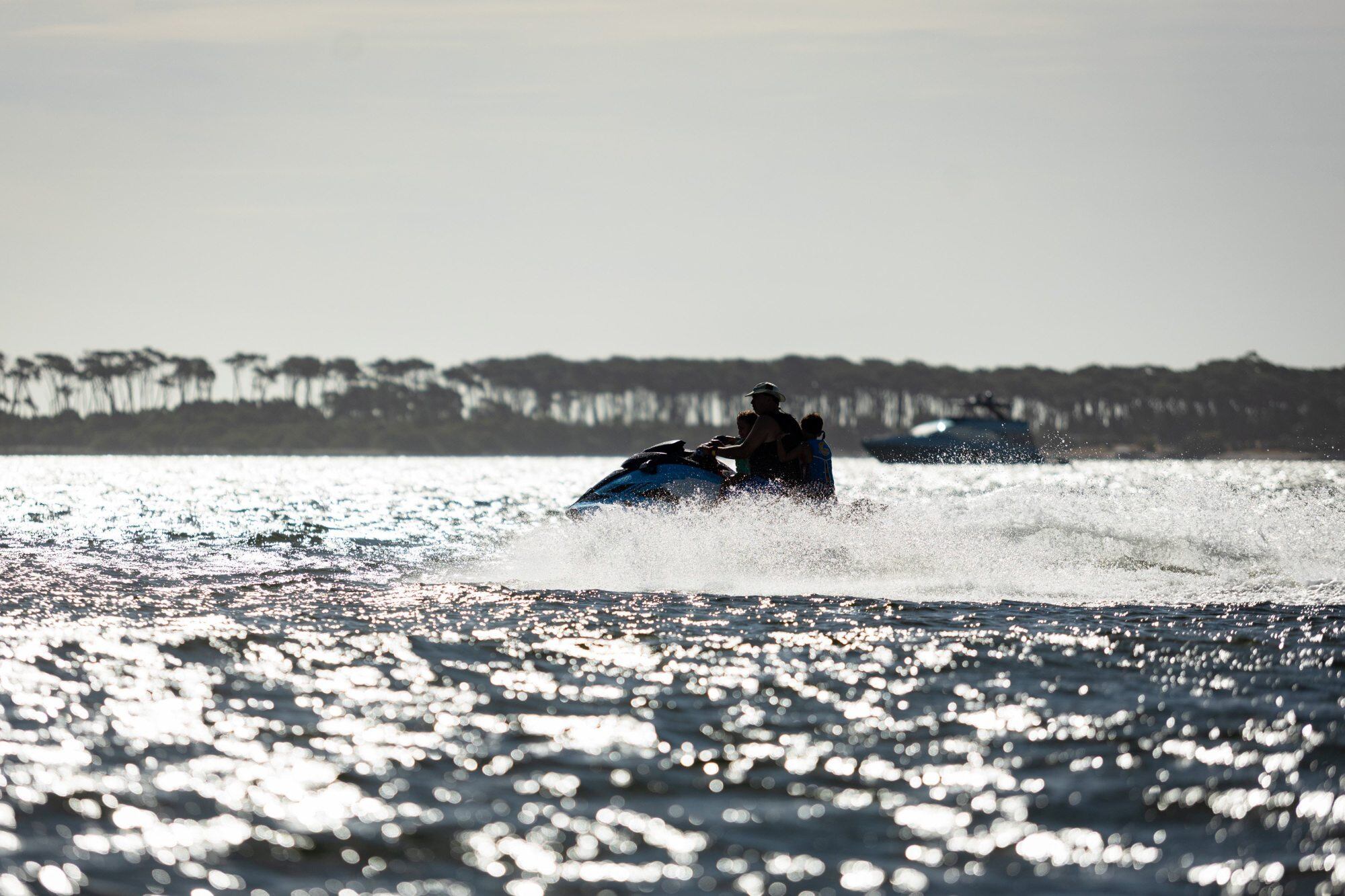 Motos de agua también se hacen presentes en la isla Gorritti
