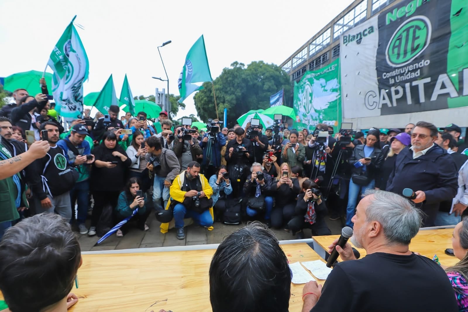 ATE anunció una medida de fuerza para el viernes que afectará a los aeropuertos del país 6 La asamblea de ATE